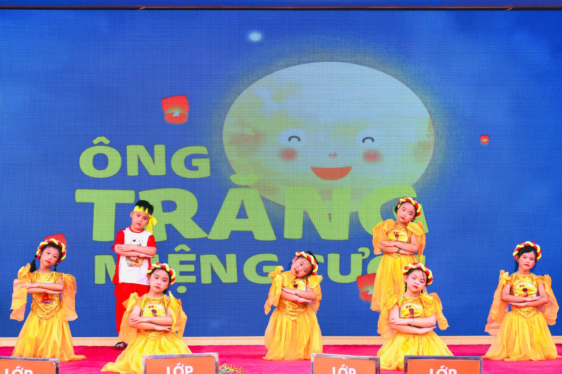 Ánh mắt lấp lánh của trẻ thơ chính là món quà Trung thu đẹp nhất dành cho thầy cô.