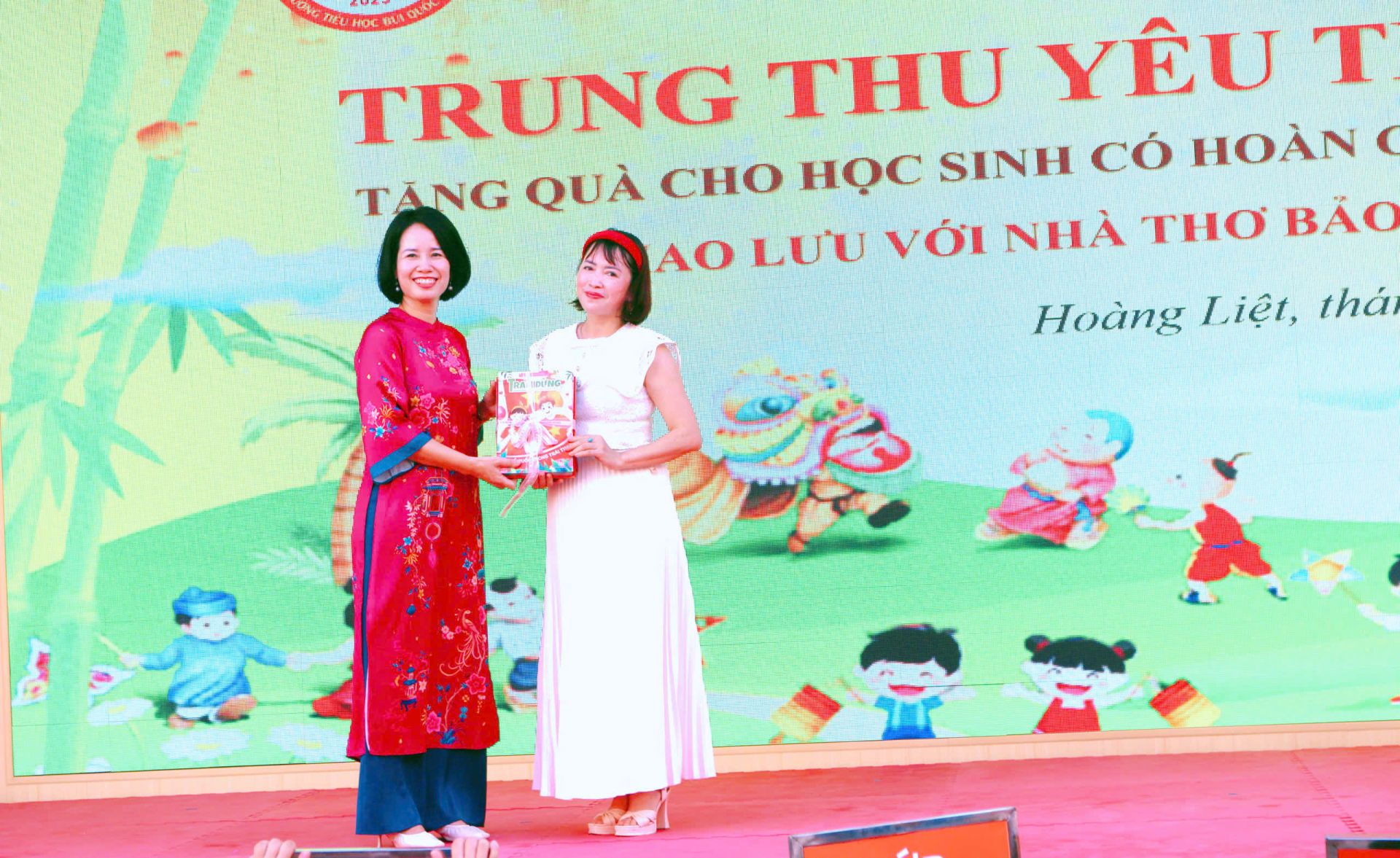  Nhà giáo Nguyễn Thị Thúy Hường, Hiệu trưởng nhà trường đón nhận cuốn Trạm dừng Yêu thương – món quà tinh thần của Báo Đội dành cho thư viện nhà trường.