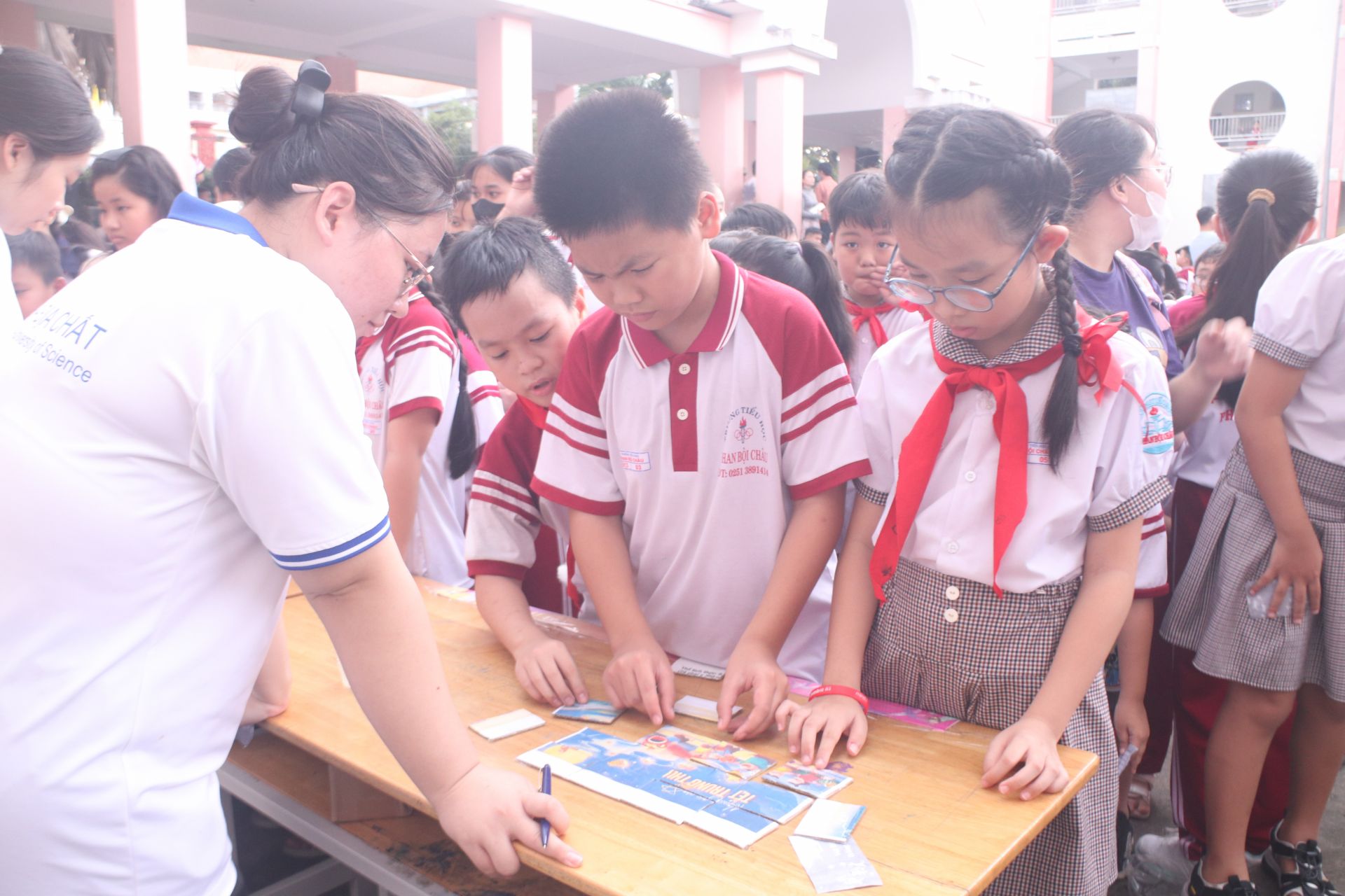 Các bạn say mê trải nghiệm trong chương trình “Vui hội trăng rằm 2025” của trường Tiểu học Phan Bội Châu.