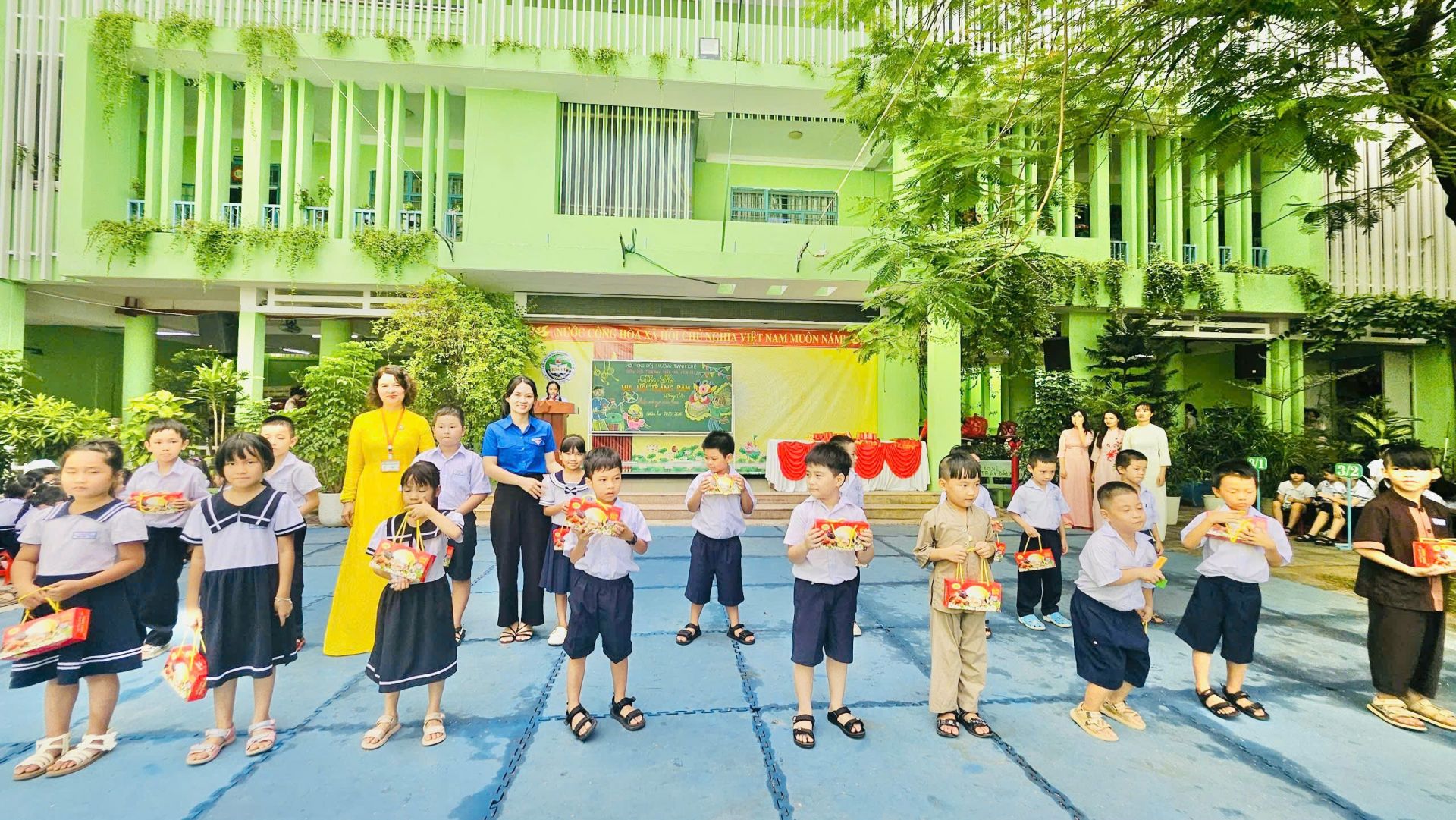 Cô Hiệu trưởng Huỳnh Thị Thanh Tình phát quà trung thu cho các em học sinh.