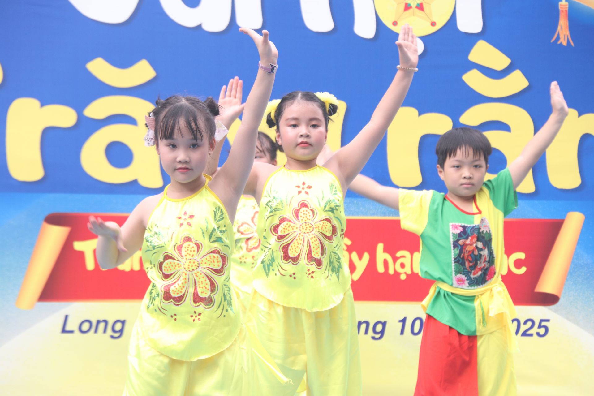 Chương trình văn nghệ hấp dẫn vui hội Trung thu của trường Tiểu học Phan Bội Châu.