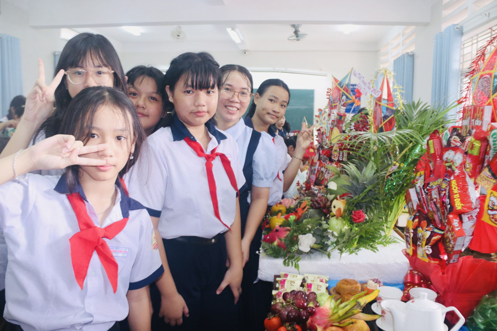 Học sinh Trường THCS Hoàng Văn Thụ thỏa sức sáng tạo với việc trang trí mâm quả rực rỡ, tôn vinh nét đẹp văn hóa truyền thống dịp Trung thu.