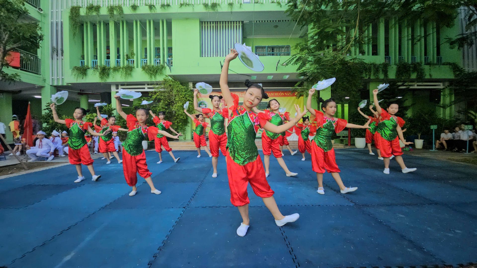 Tiết mục văn nghệ sôi động chào mừng Tết Trung thu.