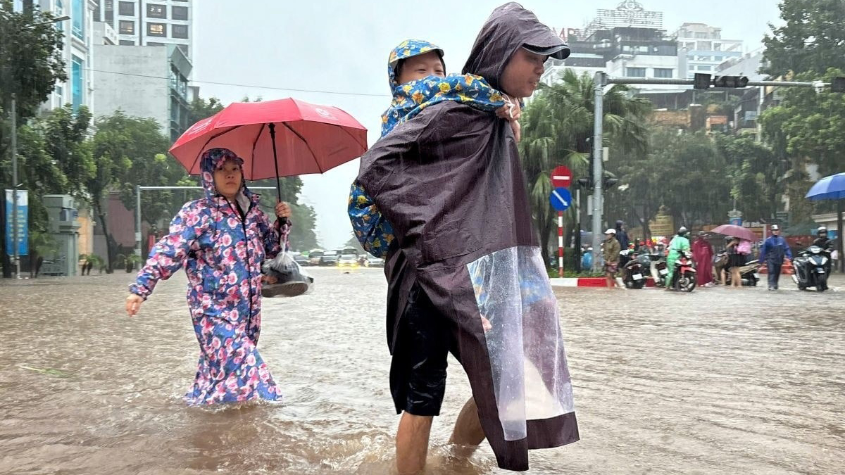 Phụ huynh Hà Nội đón con trong bão số 10 (Bualoi).