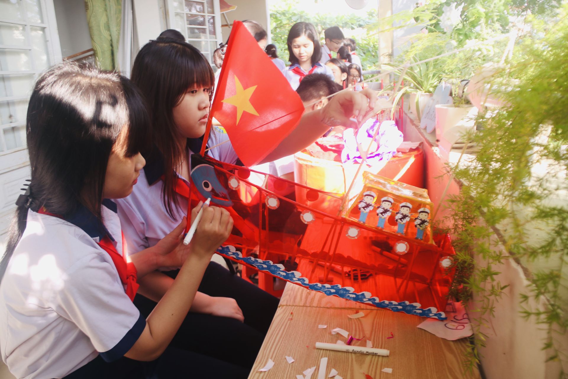 Nhiều lớp tại Trường THCS Hoàng Văn Thụ làm lồng đèn sáng tạo, đầy ấn tượng.