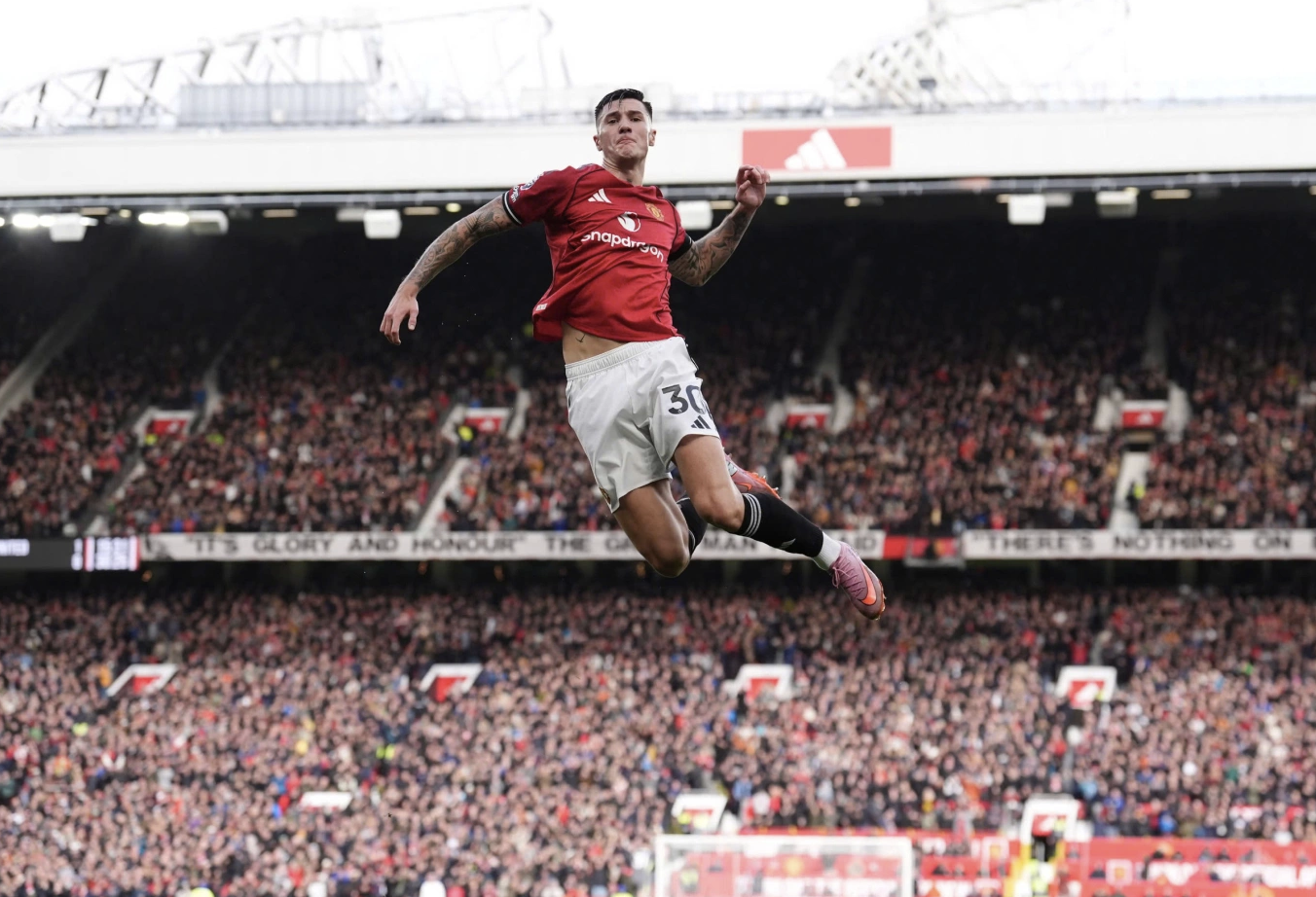 Sesko ăn mừng bàn thắng ấn định tỷ số 2-0 cho Man Utd.