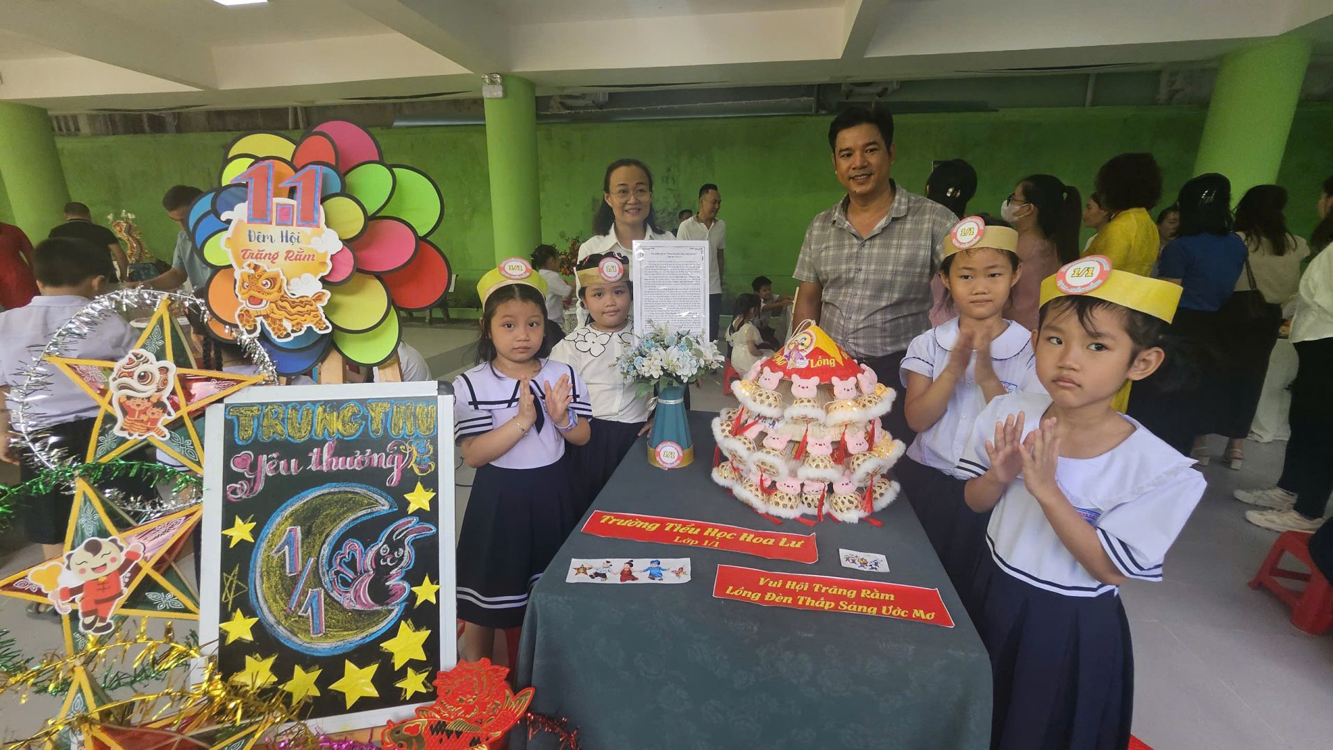 Không gian trưng bày sáng tạo mâm cỗ Trung thu của các lớp.