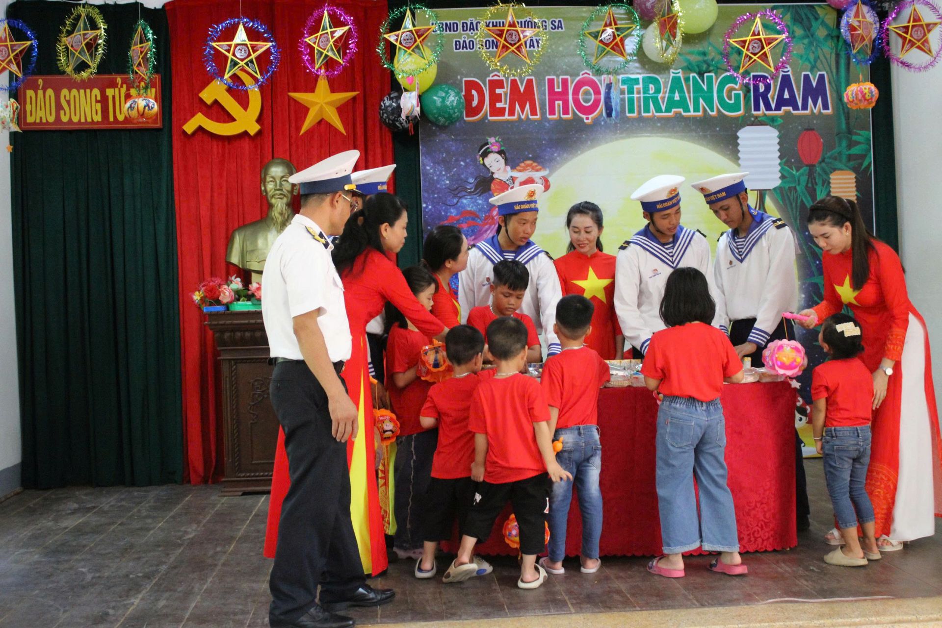 Phá cỗ Trung thu trên đảo Song Tử Tây.