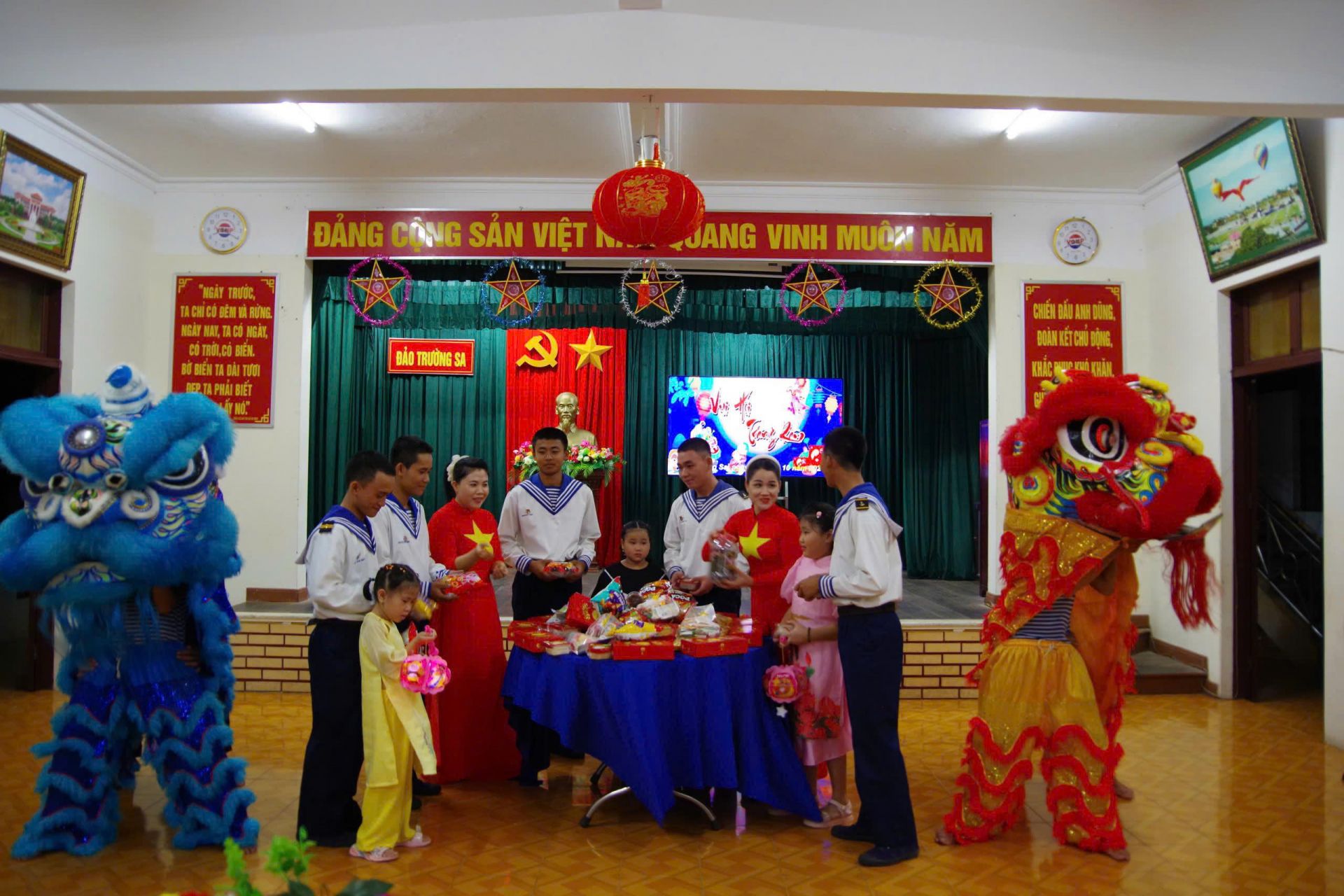 Phá cỗ Trung thu trên đảo Trường Sa.
