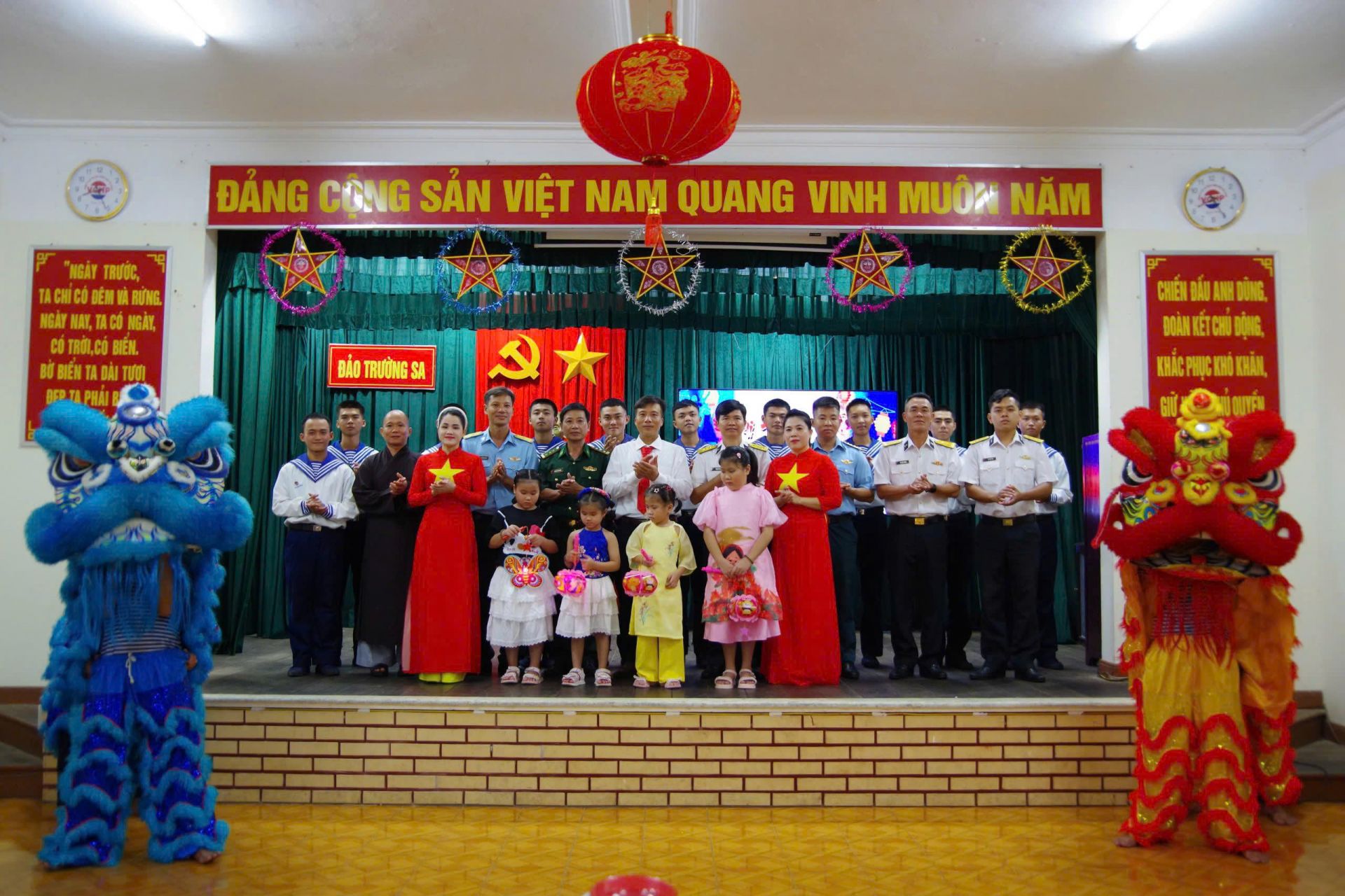 Quân dân đảo Trường Sa vui đón Tết Trung thu.