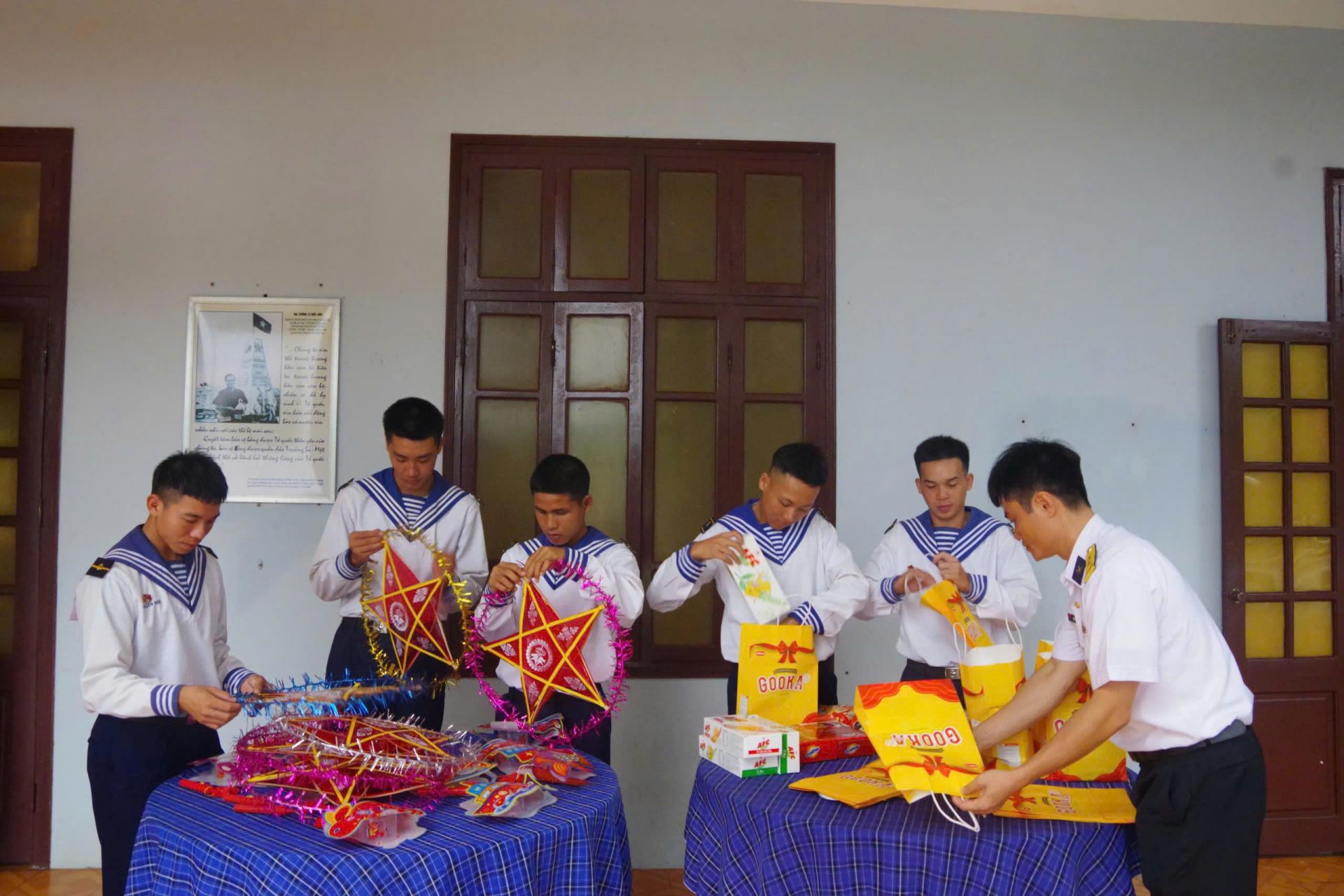 Cán bộ chiến sĩ chuẩn bị lồng đèn, quà tặng thiếu nhi. 