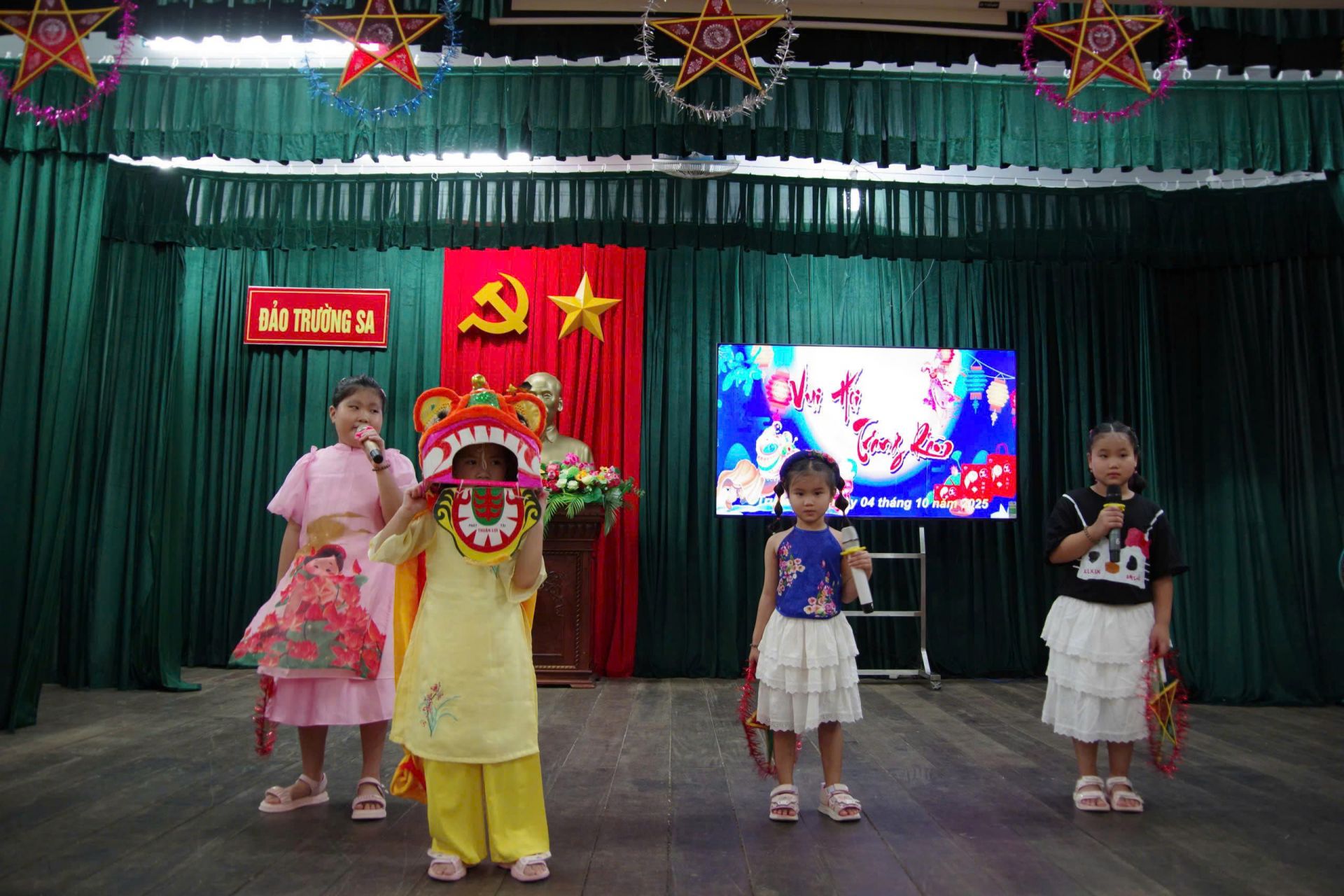 Các bạn thiếu nhi tại đảo Trường Sa vui Tết Trung thu.