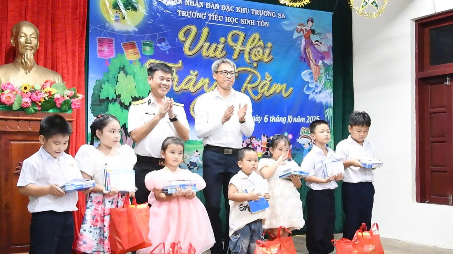 Nhiều quà tặng được trao cho học sinh Trường Tiểu học Sinh Tồn.