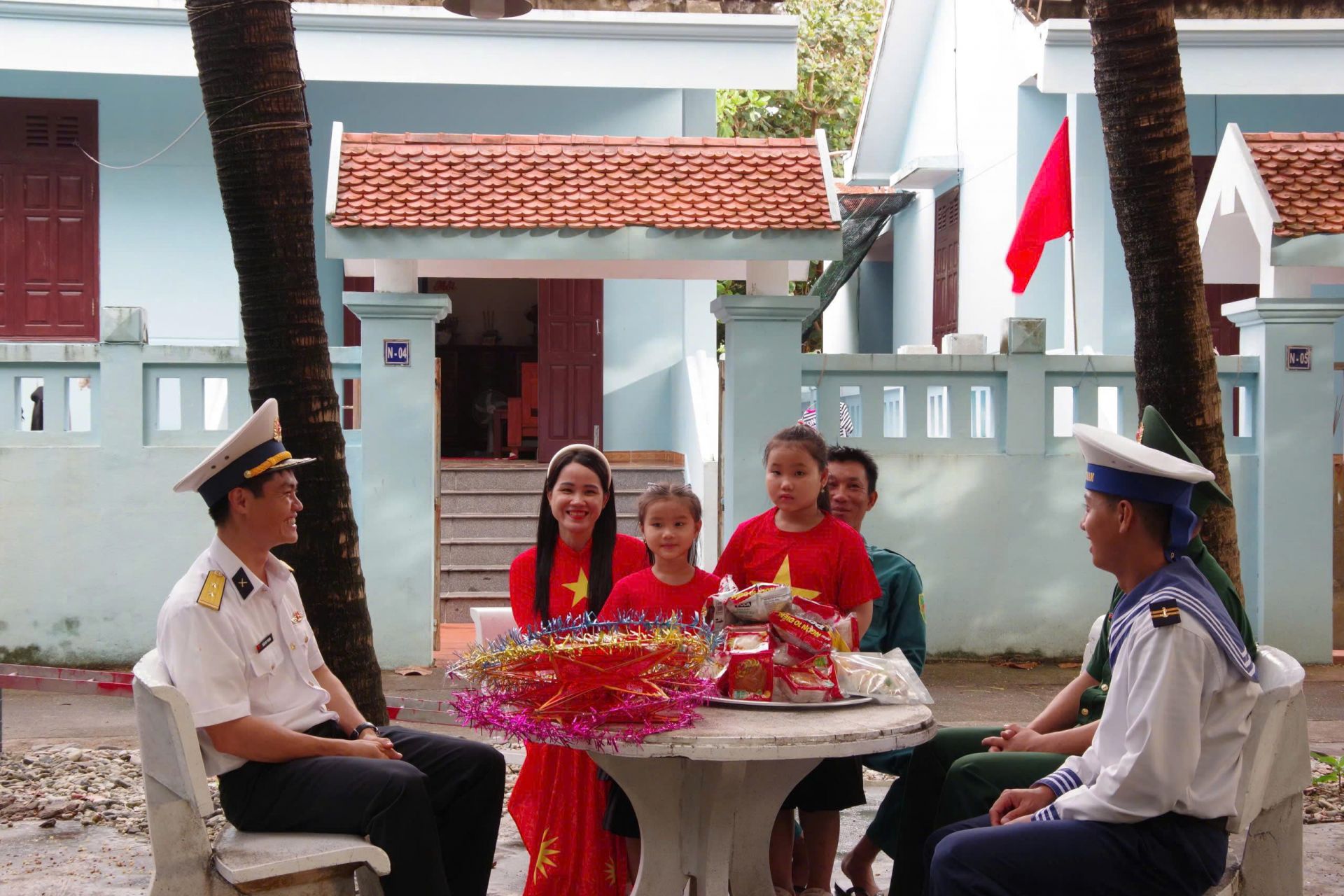 Các đơn vị đóng quân trên đảo Trường Sa tặng quà các cháu thiếu nhi. 