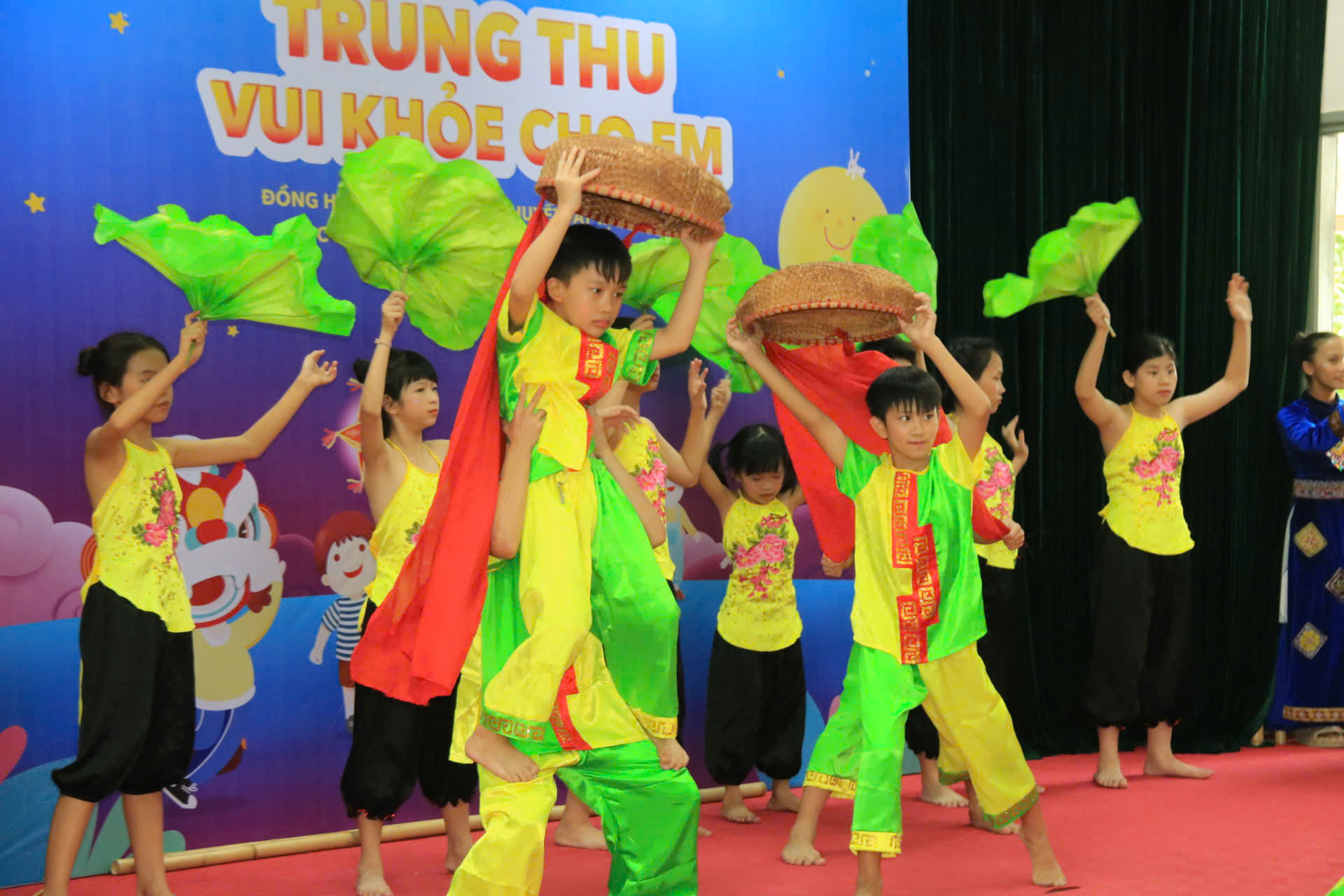 Chương trình văn nghệ mừng Tết Trung thu của các em học sinh. Chương trình văn nghệ mừng Tết Trung thu của các em học sinh.
