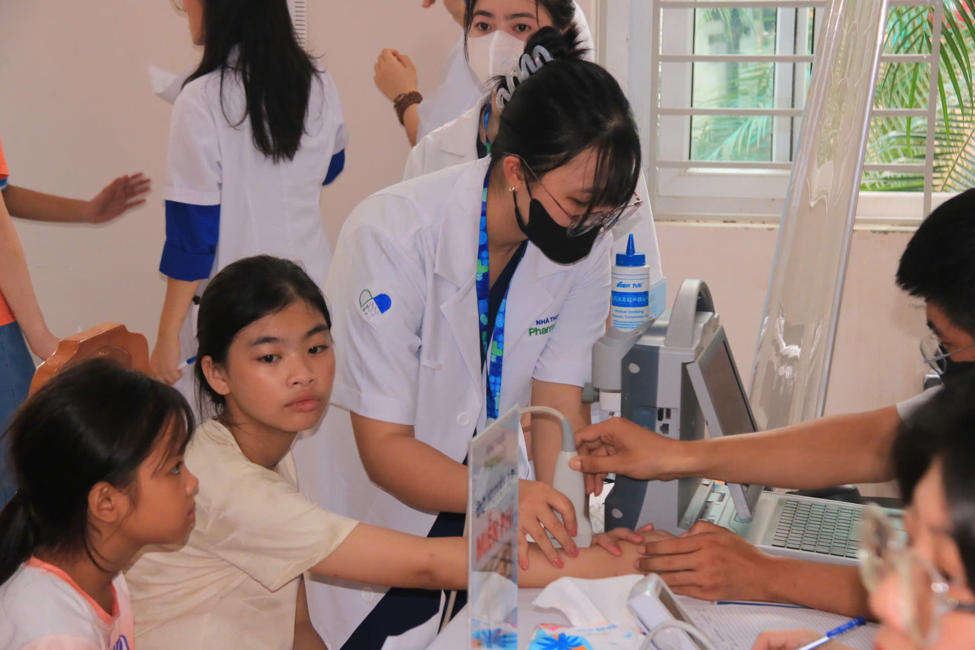 Tại chương trình, các bác sĩ đã tiến hành thăm khám sức khỏe cho người cao tuổi và trẻ em. Tại chương trình, các bác sĩ đã tiến hành thăm khám sức khỏe cho người cao tuổi và trẻ em.