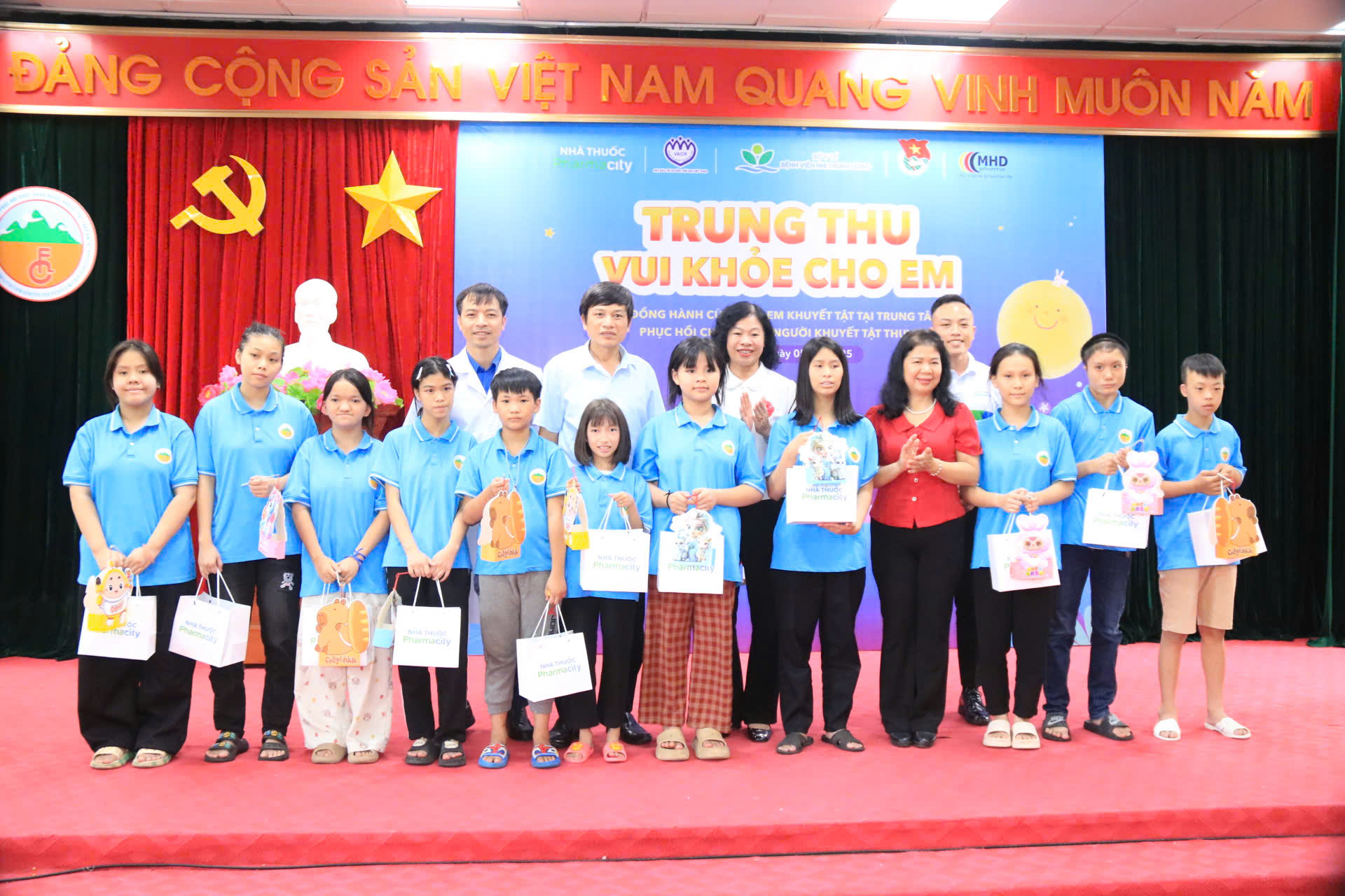 Những món quà Trung thu được trao đến người cao tuổi và trẻ em. Những món quà Trung thu được trao đến người cao tuổi và trẻ em.
