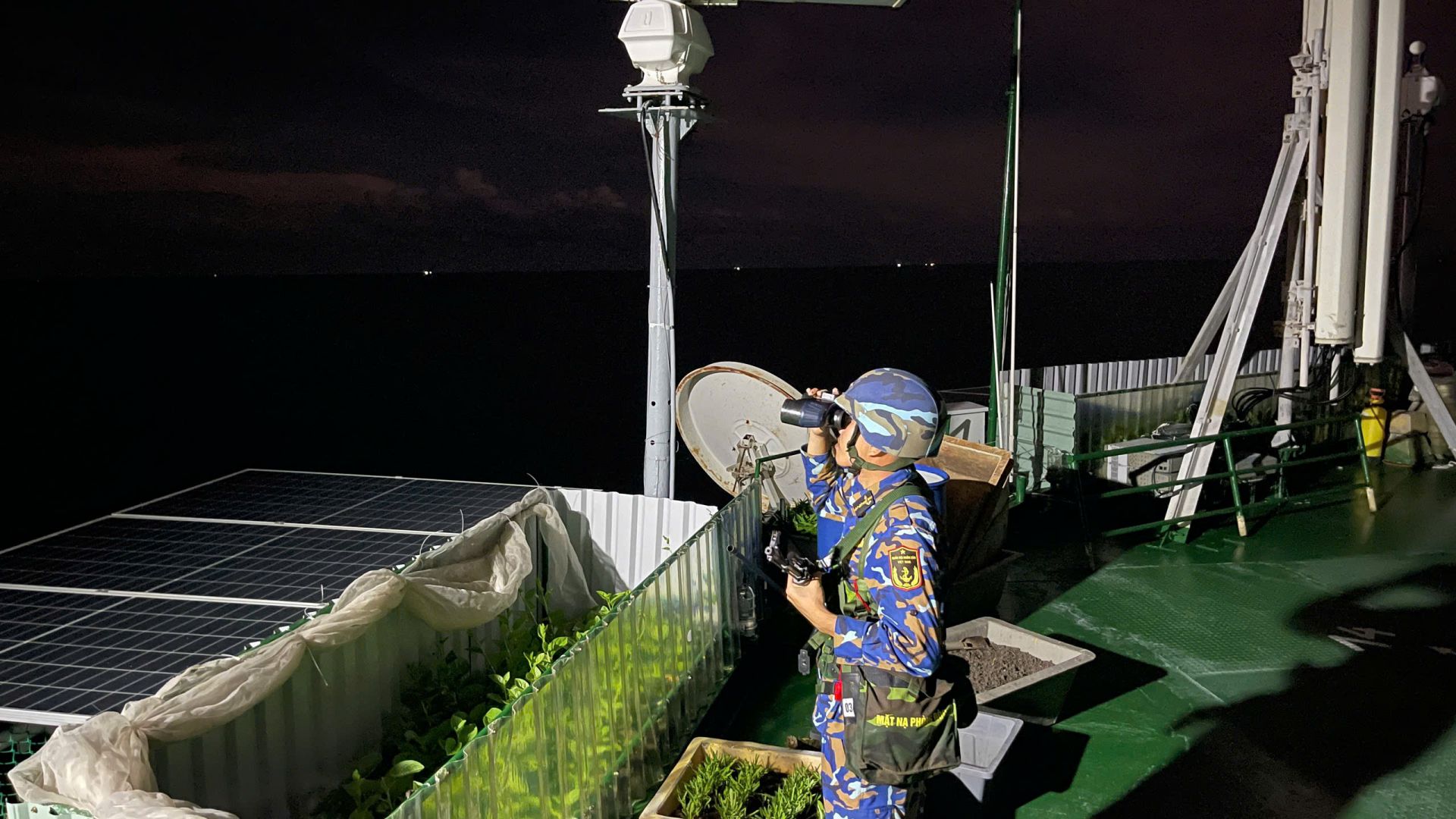 Những chiến sĩ ngày đêm canh giữ biển đảo đã gửi tình yêu thương về đất liền thông qua chương trình “Bố ở Nhà giàn - Con ở nhà có bạn”. Những chiến sĩ ngày đêm canh giữ biển đảo đã gửi tình yêu thương về đất liền thông qua chương trình “Bố ở Nhà giàn - Con ở nhà có bạn”.