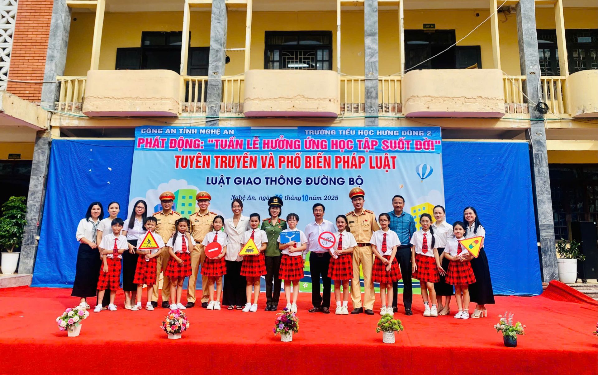Tại đây, các em học sinh được giao lưu cùng các cô chú công an, tìm hiểu kiến thức về luật giao thông đường bộ, kỹ năng tham gia giao thông an toàn. 