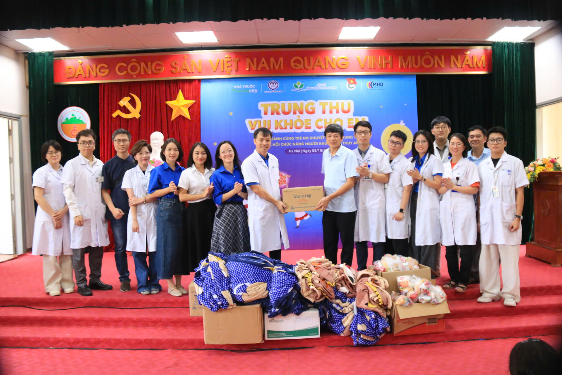 Những món quà ý nghĩa, thiết thực được trao đến người cao tuổi và trẻ em. Những món quà ý nghĩa, thiết thực được trao đến người cao tuổi và trẻ em.