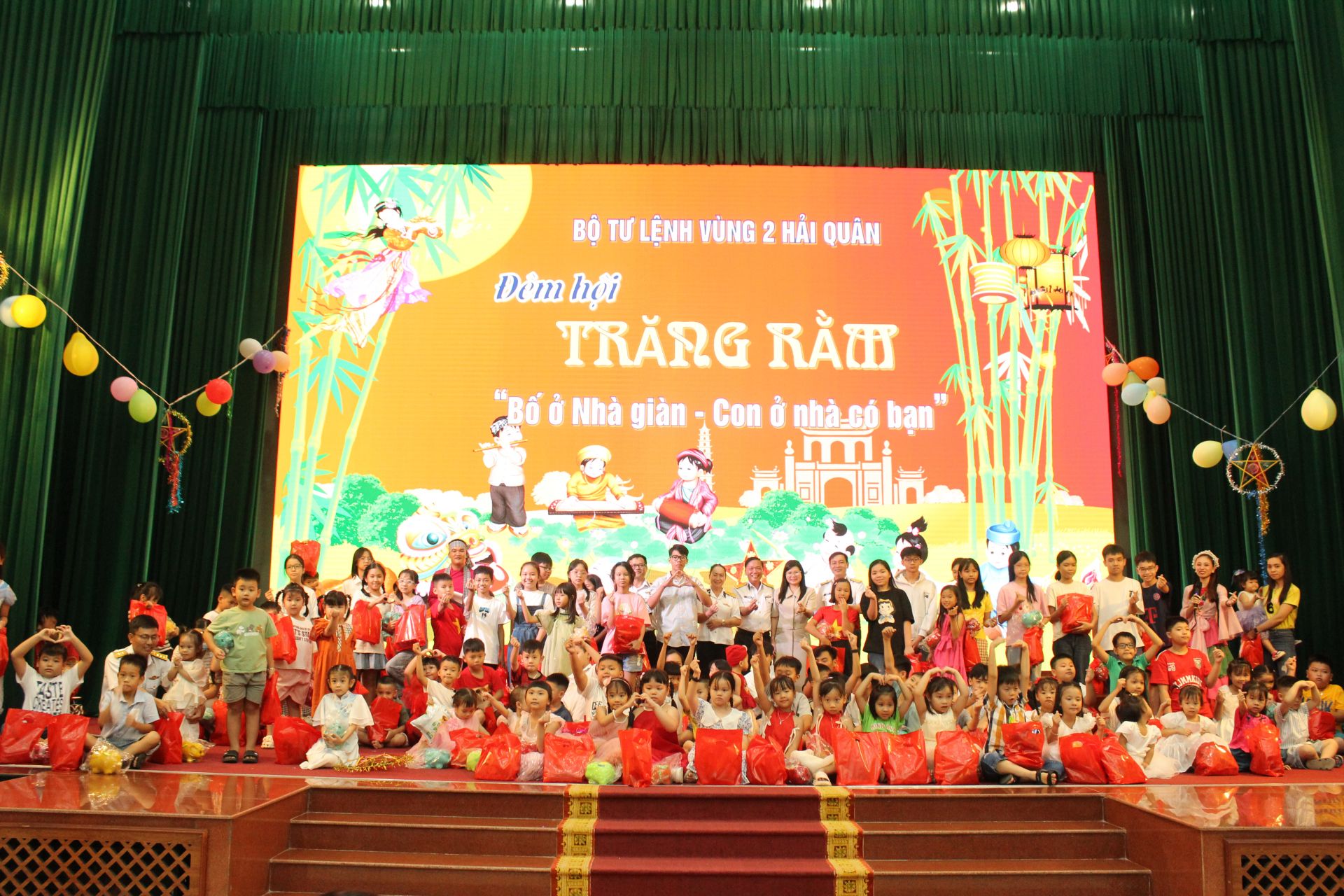 Đêm hội trăng rằm mang đến sân chơi ấm áp, ý nghĩa cho các bạn thiếu nhi.