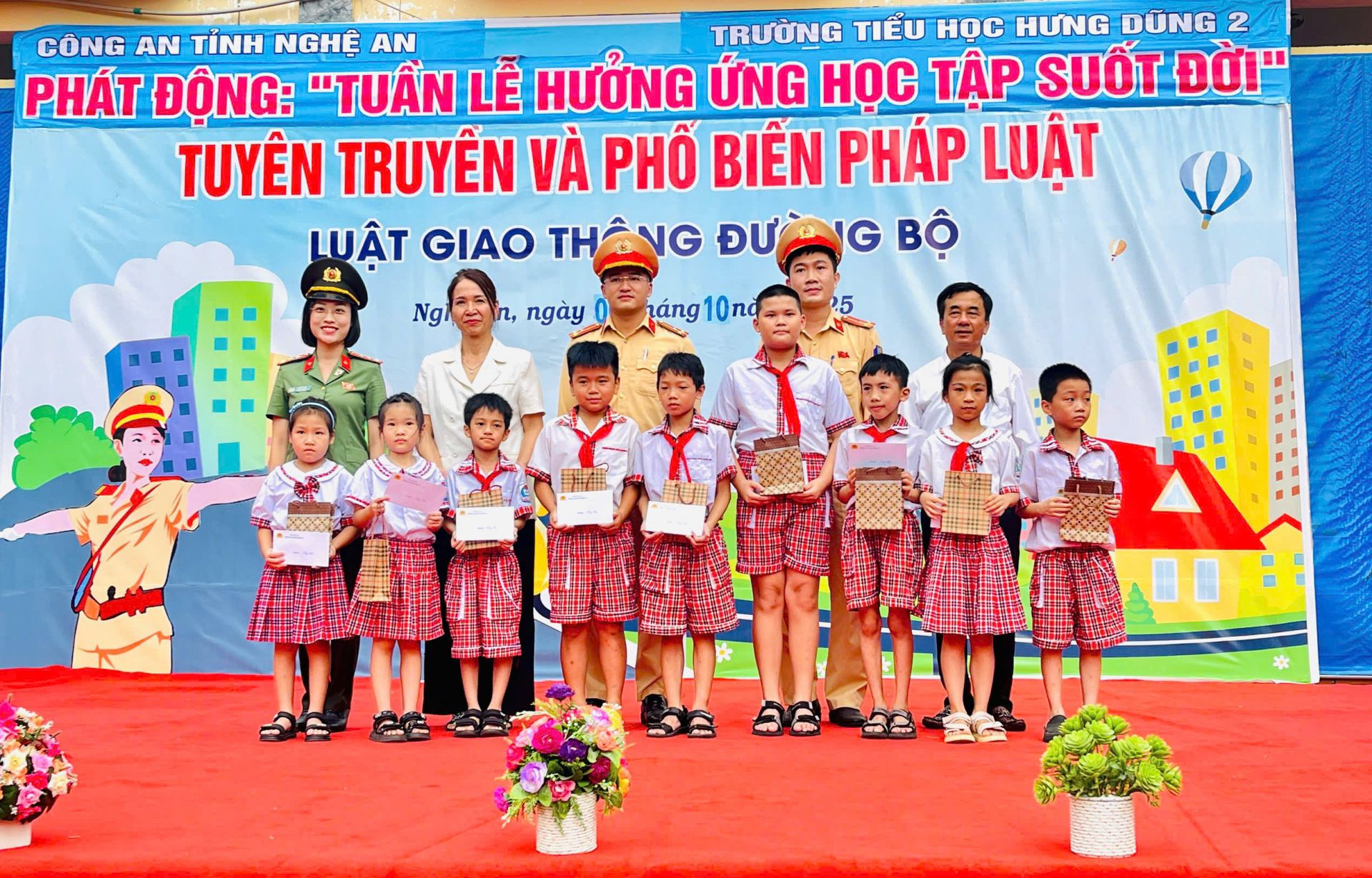 Nhân dịp này, Công an tỉnh Nghệ An cũng đã trao quà Trung thu cho các em học sinh có hoàn cảnh khó khăn.