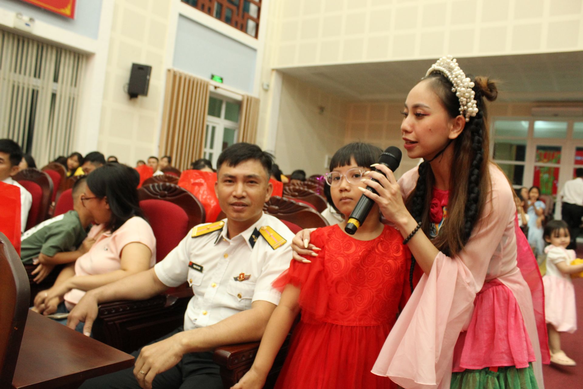 Các bạn thiếu nhi hào hứng giao lưu với chị Hằng, cùng nhau trả lời câu đố vui.