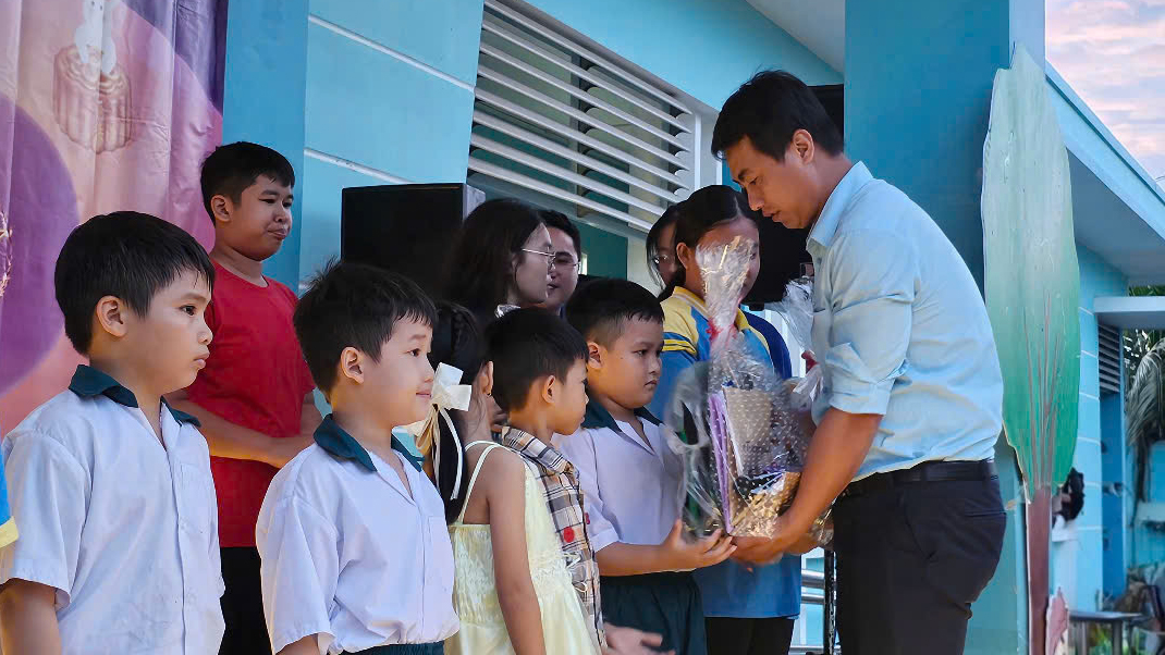 Ông Huỳnh Tuấn Cường – Ủy viên Thường vụ, Chủ tịch Ủy ban MTTQ Việt Nam xã Tân Long Hội trao quà ấm áp mùa Trung thu đến các bạn nhỏ. Ông Huỳnh Tuấn Cường – Ủy viên Thường vụ, Chủ tịch Ủy ban MTTQ Việt Nam xã Tân Long Hội trao quà ấm áp mùa Trung thu đến các bạn nhỏ.
