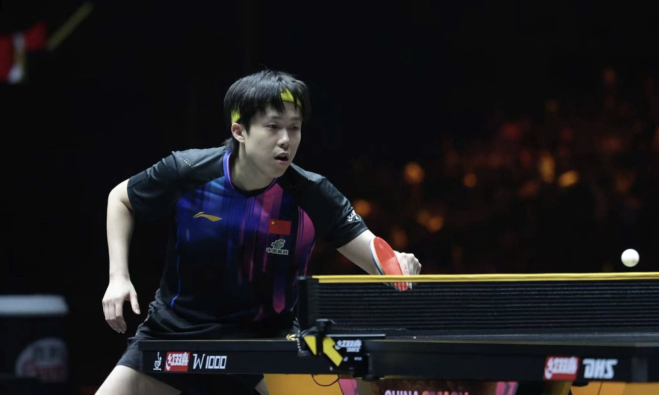 Wang Chuqin trong trận chung kết đơn nam China Smash gặp Felix Lebrun ở Bắc Kinh.