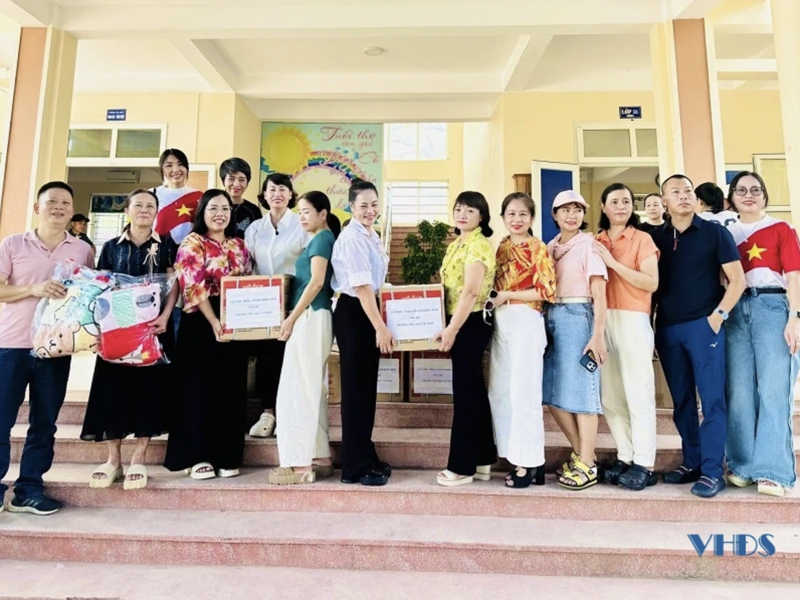 Cựu học sinh Trường THPT Lam Sơn khóa 1989 - 1992 trao hàng nghìn quyển vở, gần 200 bộ sách giáo khoa, 100 chiếc chăn bán trú cho học sinh bị ảnh hưởng nặng nề sau lũ thuộc các trường: Tiểu học Vạn Thiện, Tiểu học Kim Đồng, Tiểu học Vạn Hòa và Tiểu học Tế Nông. Cựu học sinh Trường THPT Lam Sơn khóa 1989 - 1992 trao hàng nghìn quyển vở, gần 200 bộ sách giáo khoa, 100 chiếc chăn bán trú cho học sinh bị ảnh hưởng nặng nề sau lũ thuộc các trường: Tiểu học Vạn Thiện, Tiểu học Kim Đồng, Tiểu học Vạn Hòa và Tiểu học Tế Nông.