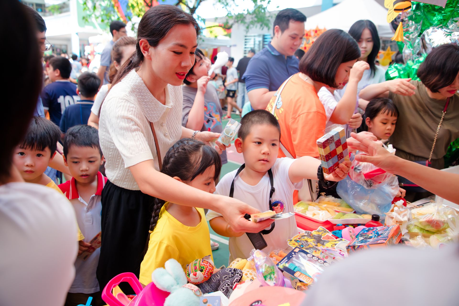 Doanh thu từ những gian hàng tại ngày hội được quyên góp 