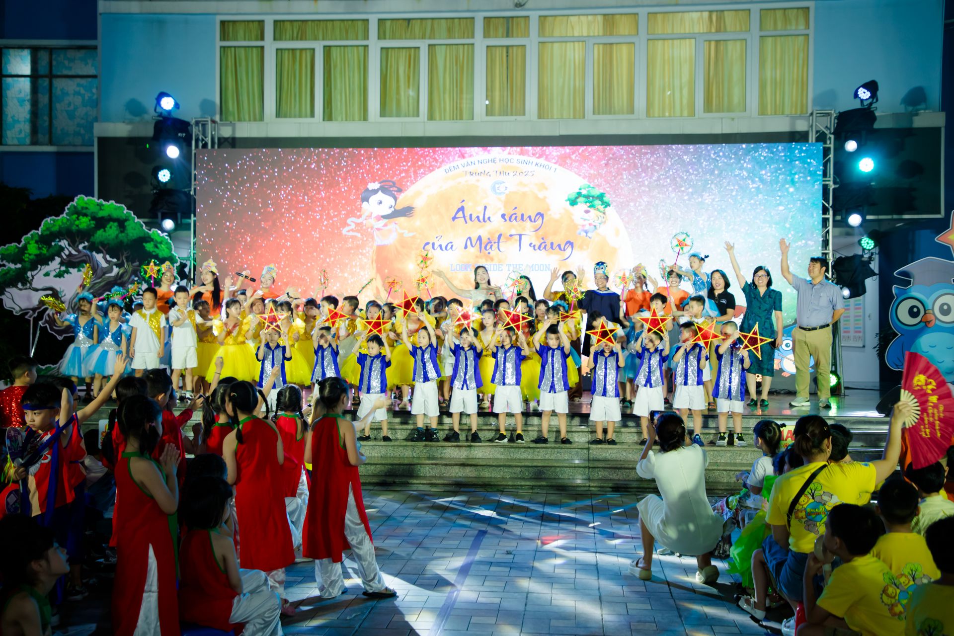 Các tiết mục văn nghệ vui Trung thu của học sinh nhà trường.