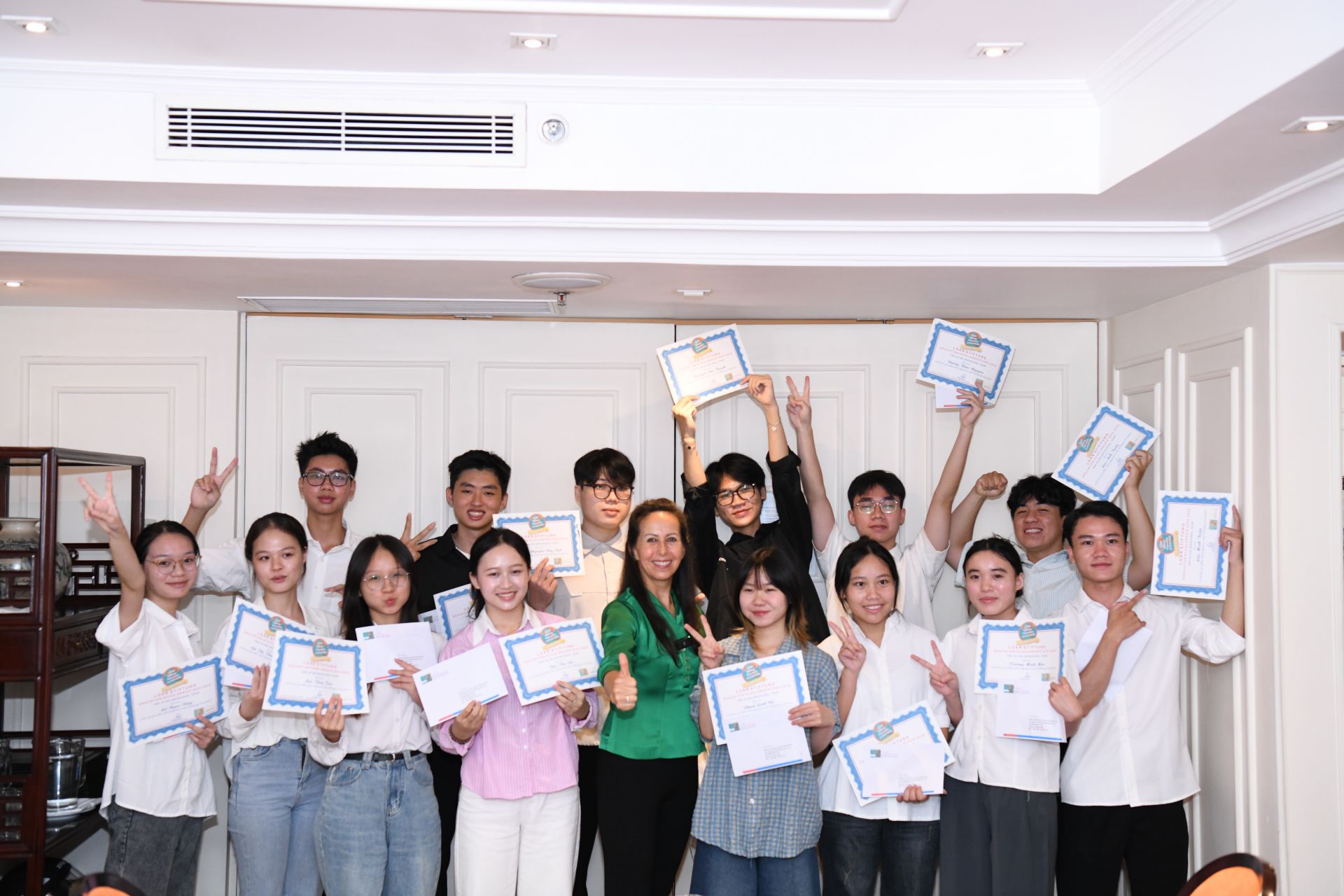 Những sinh viên được Quỹ LOAN Stiftung trao học bổng vào chiều ngày 5/10.