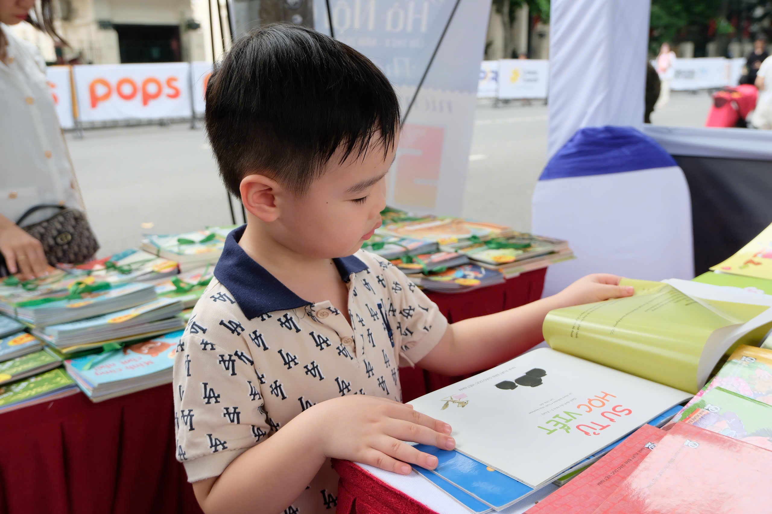 Các bạn thiếu nhi thích thú với các ấn phẩm truyện bởi tranh minh hoạ hấp dẫn, nội dung thú vị mà vẫn mang tính giáo dục cao. Các bạn thiếu nhi thích thú với các ấn phẩm truyện bởi tranh minh hoạ hấp dẫn, nội dung thú vị mà vẫn mang tính giáo dục cao.