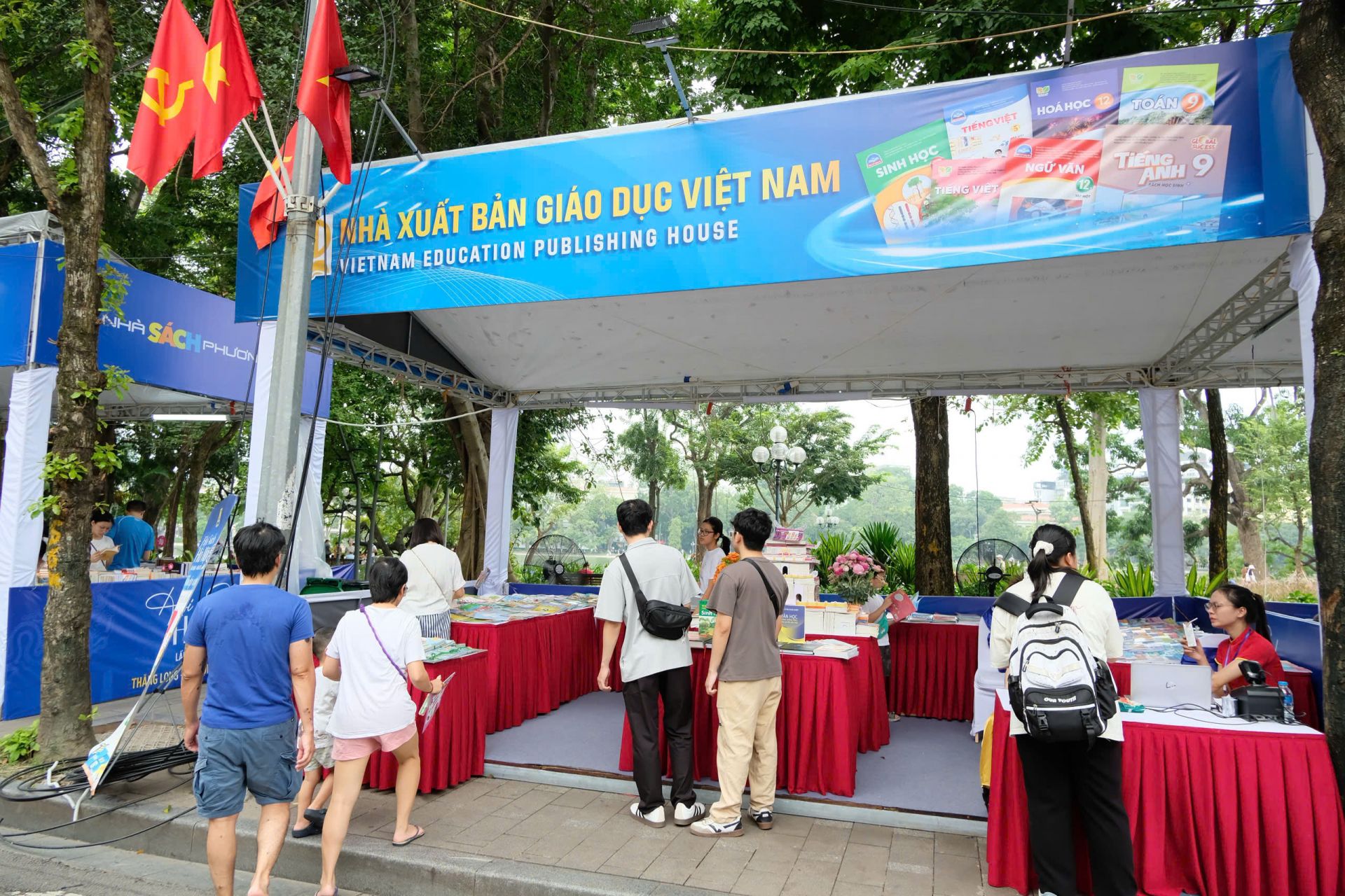 Gian hàng số 8 của NXBGDVN thu hút đông đảo bạn đọc tới tham quan, mua sách. Gian hàng số 8 của NXBGDVN thu hút đông đảo bạn đọc tới tham quan, mua sách.
