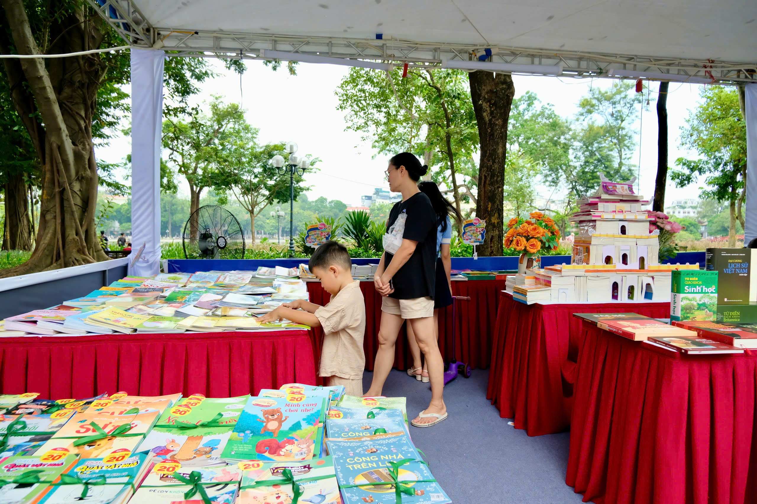 Nhiều gia đình ghé thăm và trải nghiệm tại gian hàng NXBGDVN. Nhiều gia đình ghé thăm và trải nghiệm tại gian hàng NXBGDVN.
