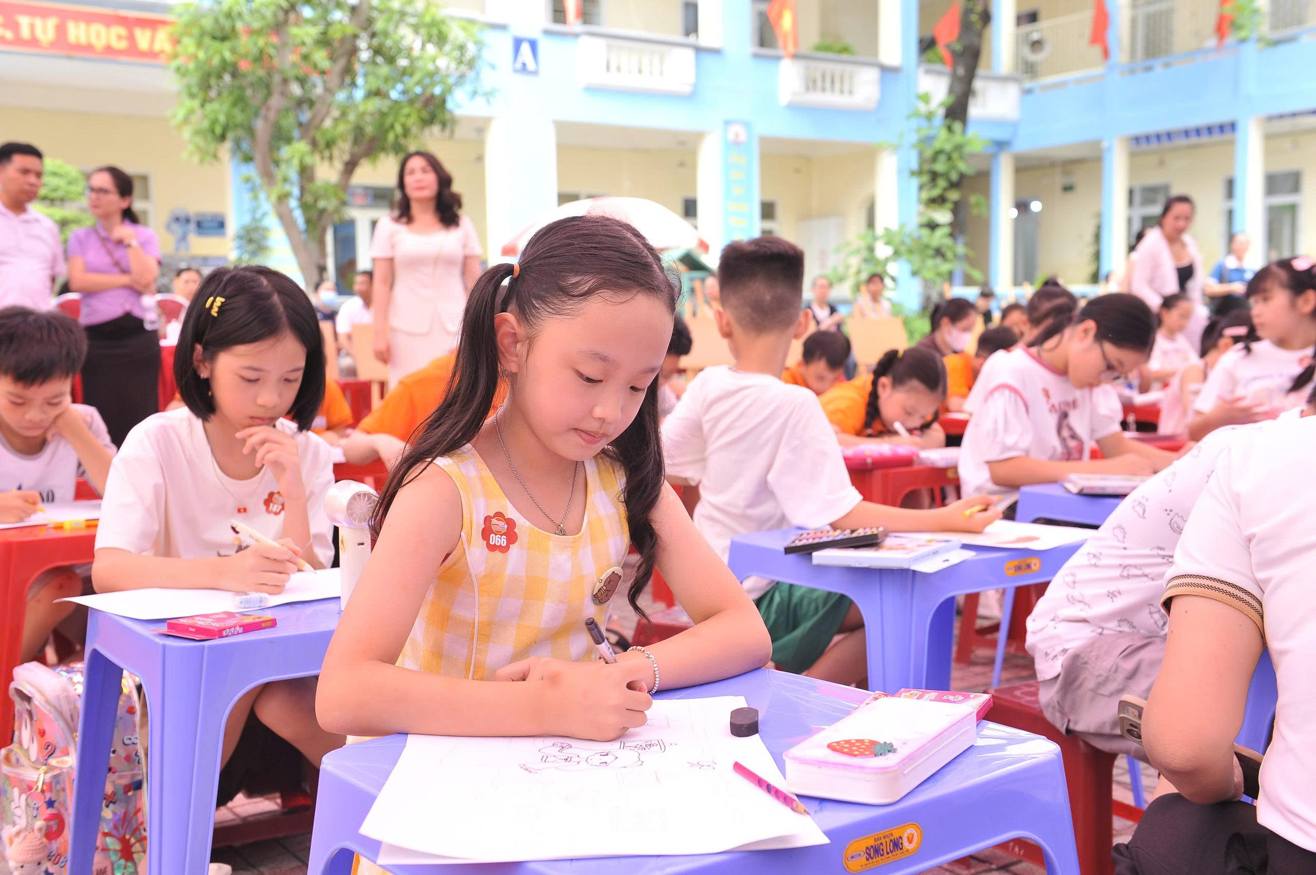 Các em học sinh Hải Phòng hào hứng tham gia hoạt động hưởng ứng cuộc thi vẽ tranh Cathay “Em vẽ ước mơ của em” lần thứ 17. Các em học sinh Hải Phòng hào hứng tham gia hoạt động hưởng ứng cuộc thi vẽ tranh Cathay “Em vẽ ước mơ của em” lần thứ 17.