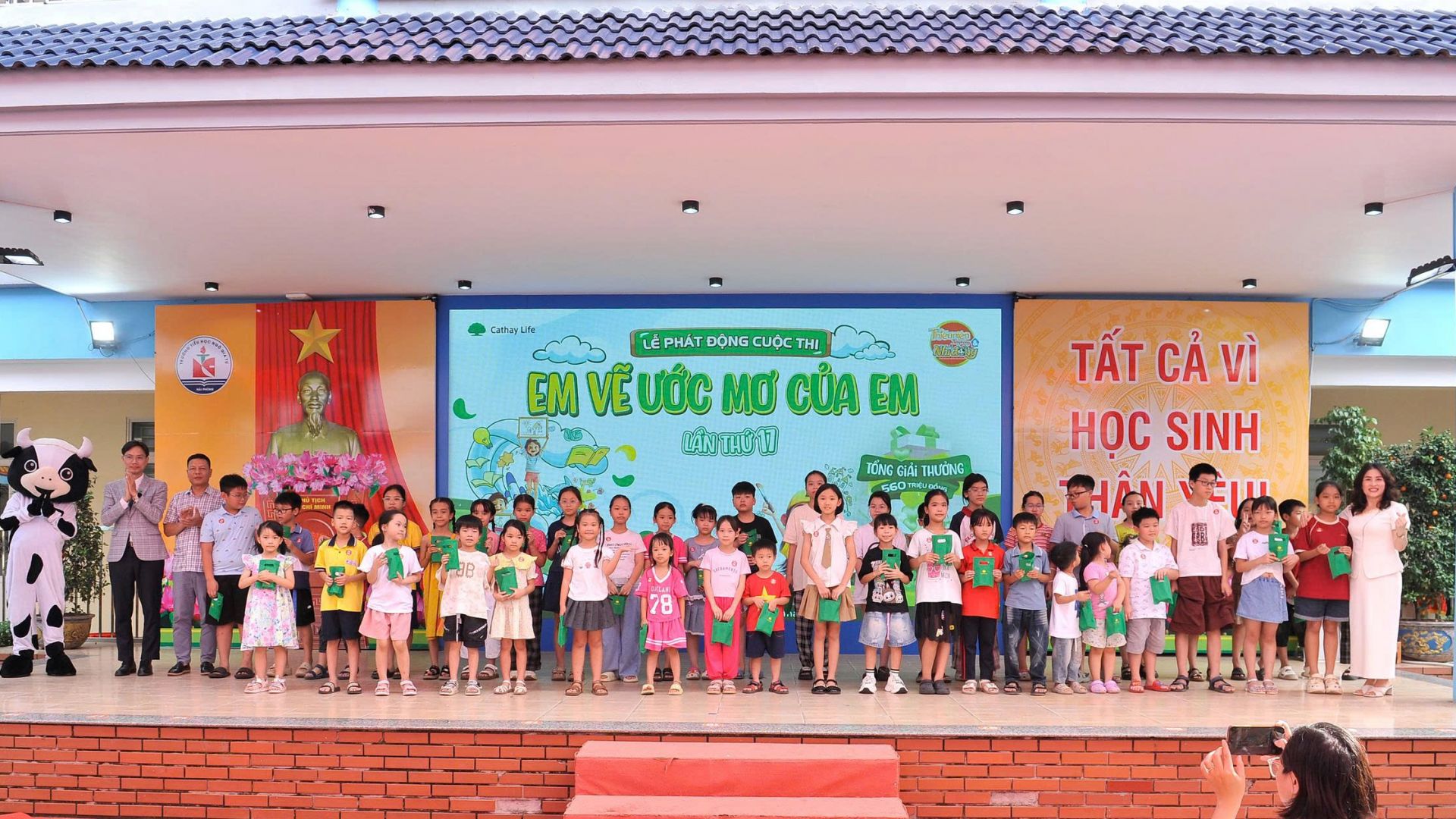 Đại diện Ban Tổ chức tặng quà và chụp ảnh lưu niệm cùng các em học sinh. Đại diện Ban Tổ chức tặng quà và chụp ảnh lưu niệm cùng các em học sinh.