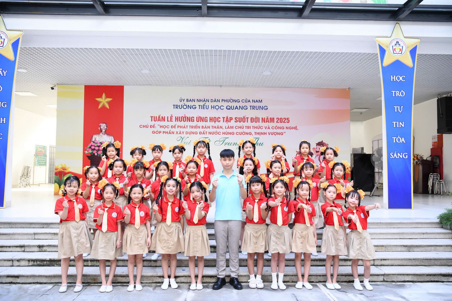 Thầy Tổng phụ trách Nguyễn Đặng Quyền và các bạn học sinh. Thầy Tổng phụ trách Nguyễn Đặng Quyền và các bạn học sinh.