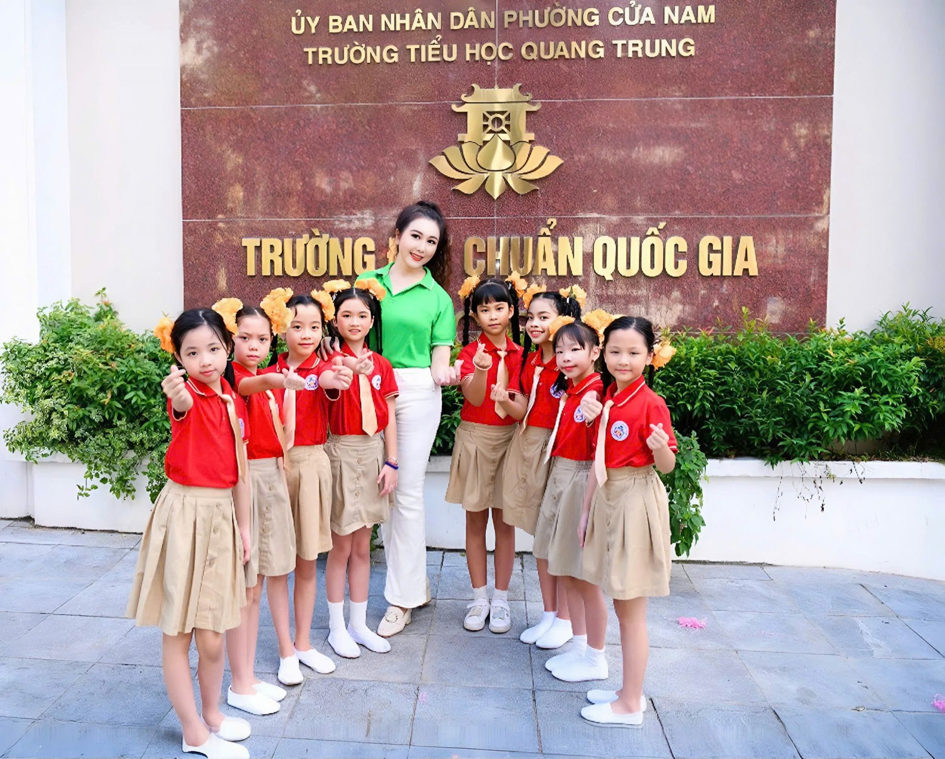 Cô giáo Lê Vân cùng các bạn học sinh lớp 3A. Cô giáo Lê Vân cùng các bạn học sinh lớp 3A.