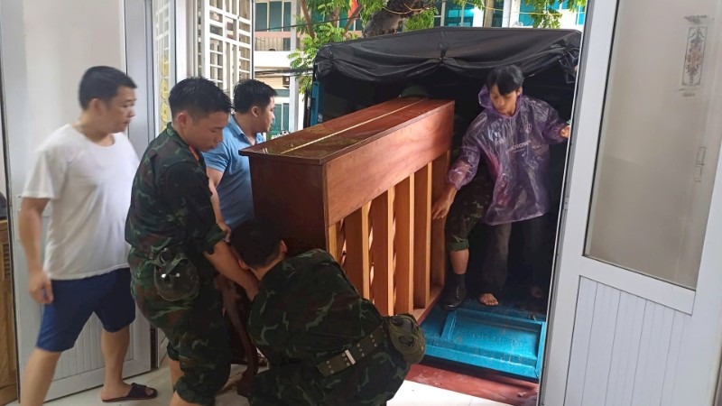 Cán bộ, chiến sĩ Bộ Chỉ huy Quân sự tỉnh Cao Bằng giúp người dân di chuyển tài sản đến nơi an toàn.