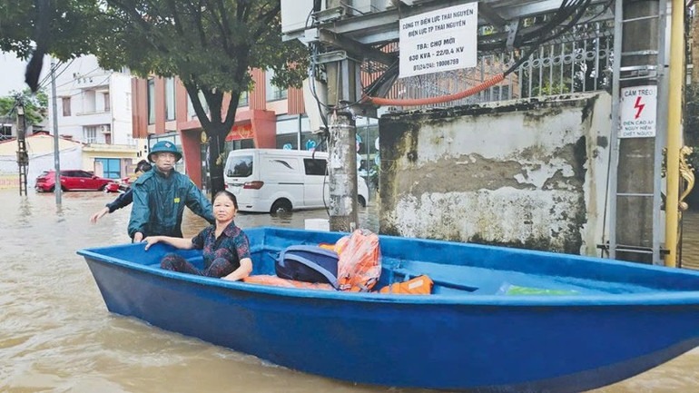 Lực lượng chức năng cứu hộ người dân tại khu vực đường Xuân Hòa, phường Phan Đình Phùng, Thái Nguyên. 