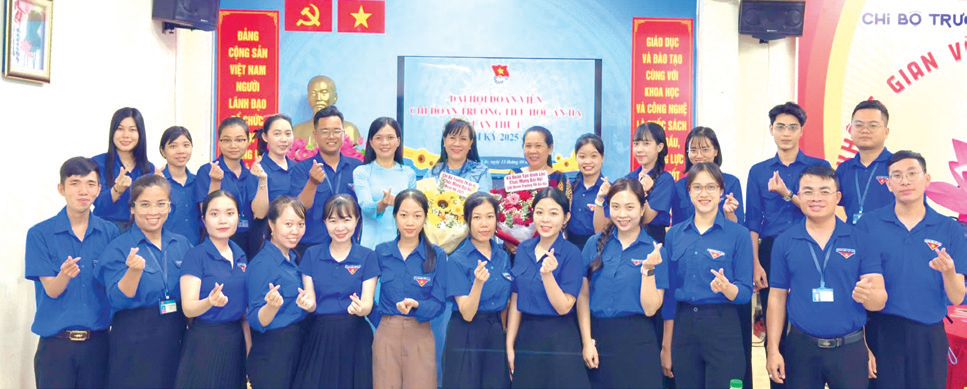 Tập thể giáo viên nhà trường quyết tâm đẩy mạnh
các hoạt động ý nghĩa cho học trò cưng. Tập thể giáo viên nhà trường quyết tâm đẩy mạnh
các hoạt động ý nghĩa cho học trò cưng.