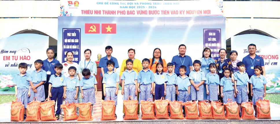 Những món quà kịp thời dành tặng học sinh có hoàn cảnh khó khăn. Những món quà kịp thời dành tặng học sinh có hoàn cảnh khó khăn.