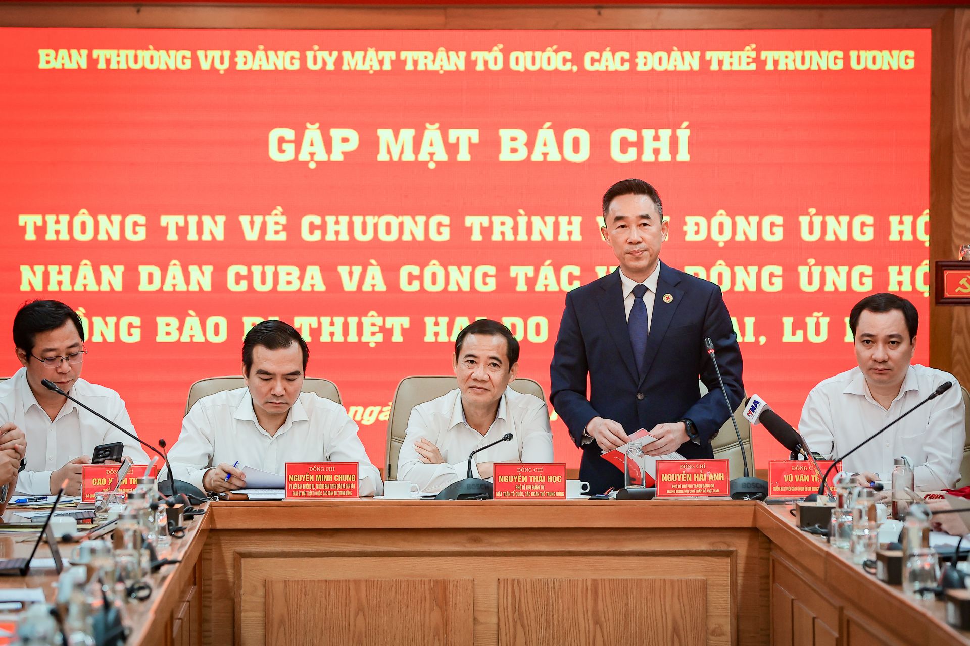 Tại chương trình, các đại biểu đã giải đáp thông tin cho báo chí về các vấn đề ủng hộ và cứu trợ của MTTQ Việt Nam. Tại chương trình, các đại biểu đã giải đáp thông tin cho báo chí về các vấn đề ủng hộ và cứu trợ của MTTQ Việt Nam.