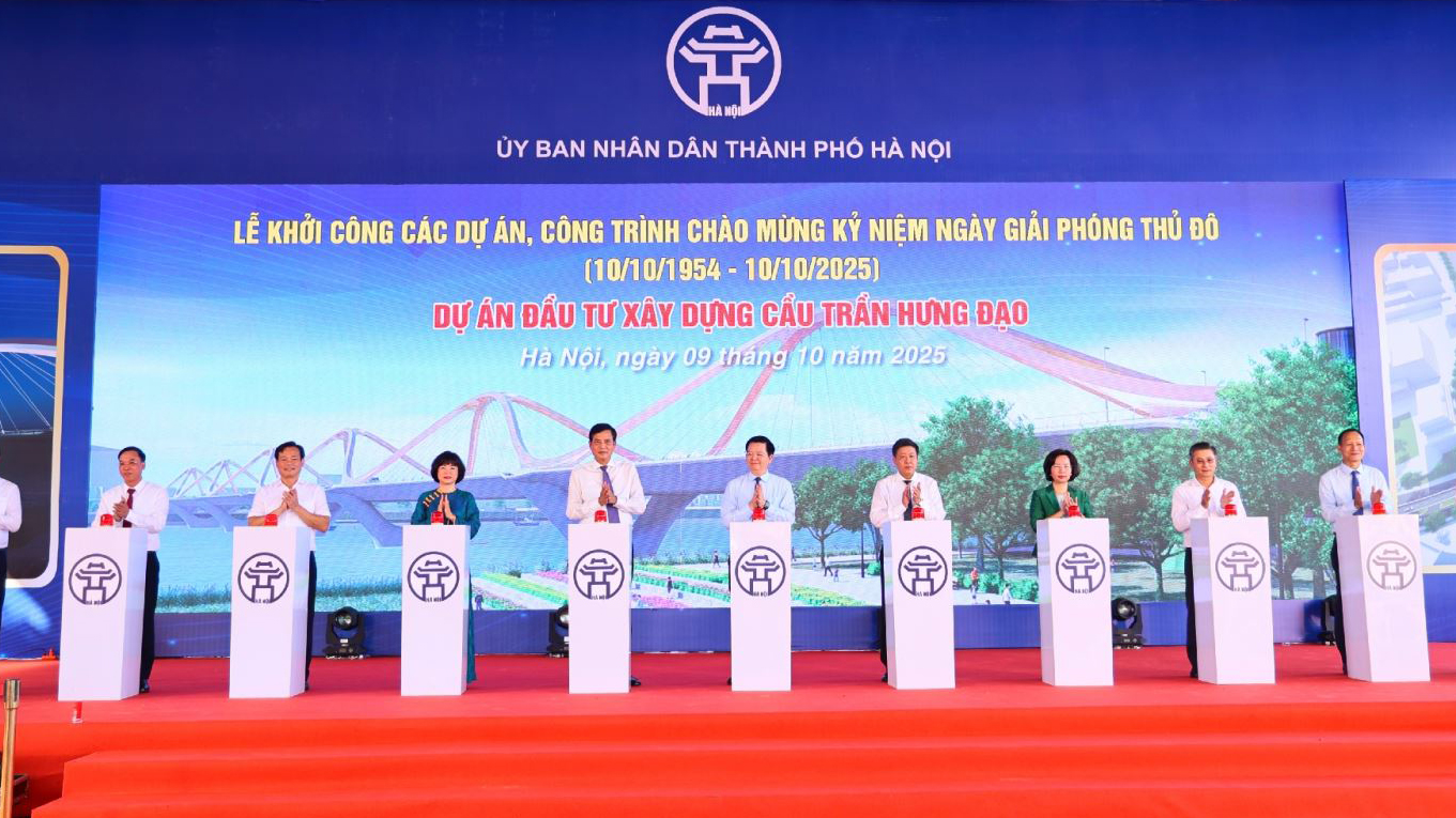 Phó Thủ tướng Chính phủ Mai Văn Chính và các đại biểu nhấn nút khởi công dự án cầu Trần Hưng Đạo ngày 9/10.