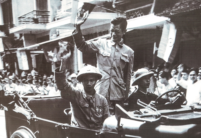 Bác sĩ Trần Duy Hưng vẫy tay chào người dân trên phố Hàng Gai. Bác sĩ Trần Duy Hưng vẫy tay chào người dân trên phố Hàng Gai.
