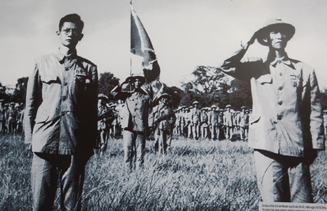 Ngay chiều 10-10-1954, một lễ chào cờ xúc động và thiêng liêng đã diễn ra. Lá cờ chiến thắng của Tổ quốc tung bay trên đỉnh Cột Cờ Ngay chiều 10-10-1954, một lễ chào cờ xúc động và thiêng liêng đã diễn ra. Lá cờ chiến thắng của Tổ quốc tung bay trên đỉnh Cột Cờ