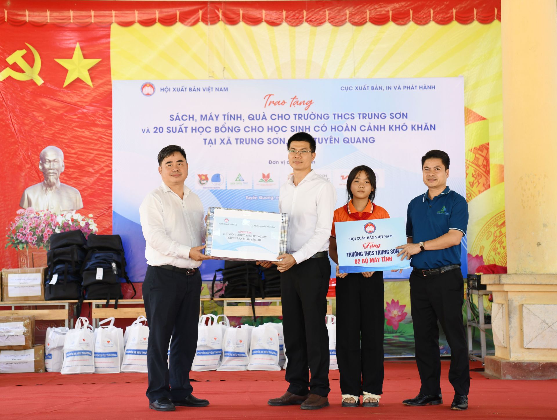 Ông Phạm Minh Tuấn trao tặng hai trường Tiểu học Sơn Nam và THCS Trung Sơn 4 bộ máy tính cùng bộ sách điện tử trị giá 200 triệu đồng.