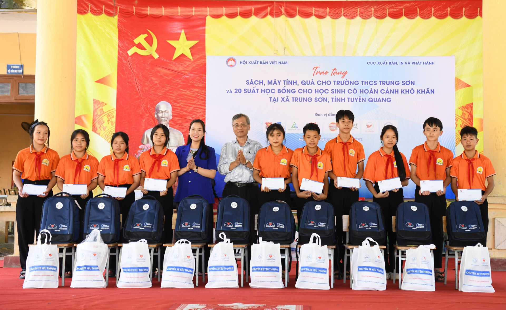 Những phần quà được trao cho các em học sinh tại trường THCS Trung Sơn. 